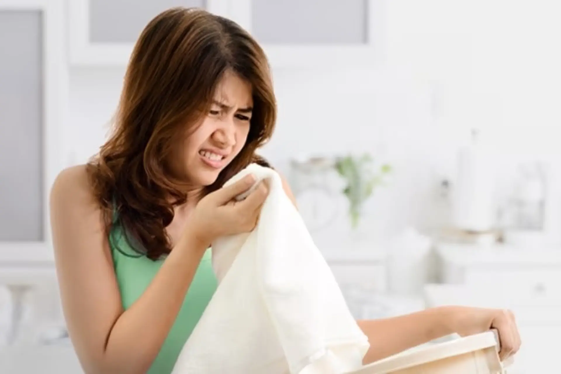 Cách tẩy mốc áo trắng cực kỳ đơn giản và hiệu quả