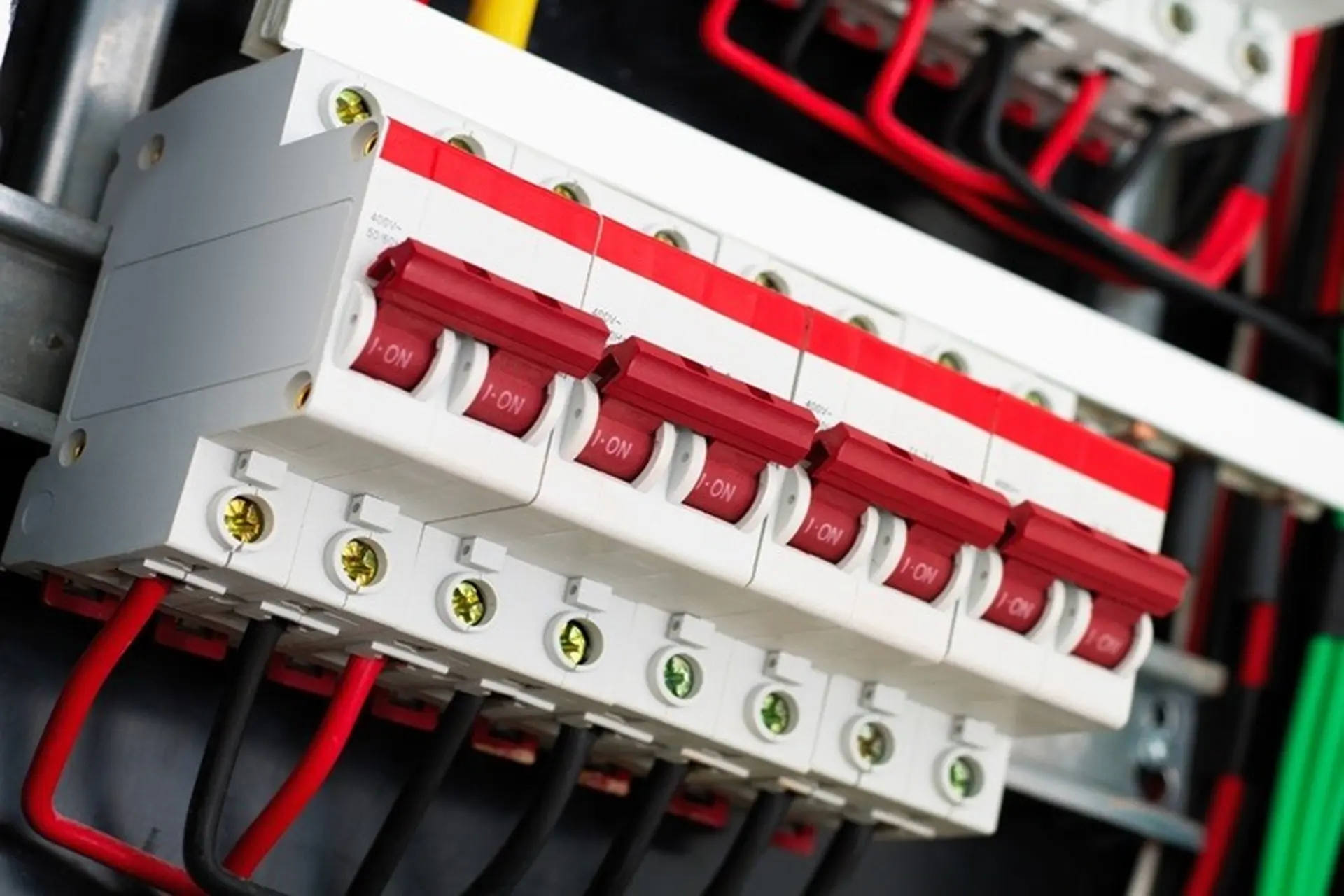Cầu dao điện tự ngắt liên tục có nguyên nhân do đâu và cách khắc phục cụ thể