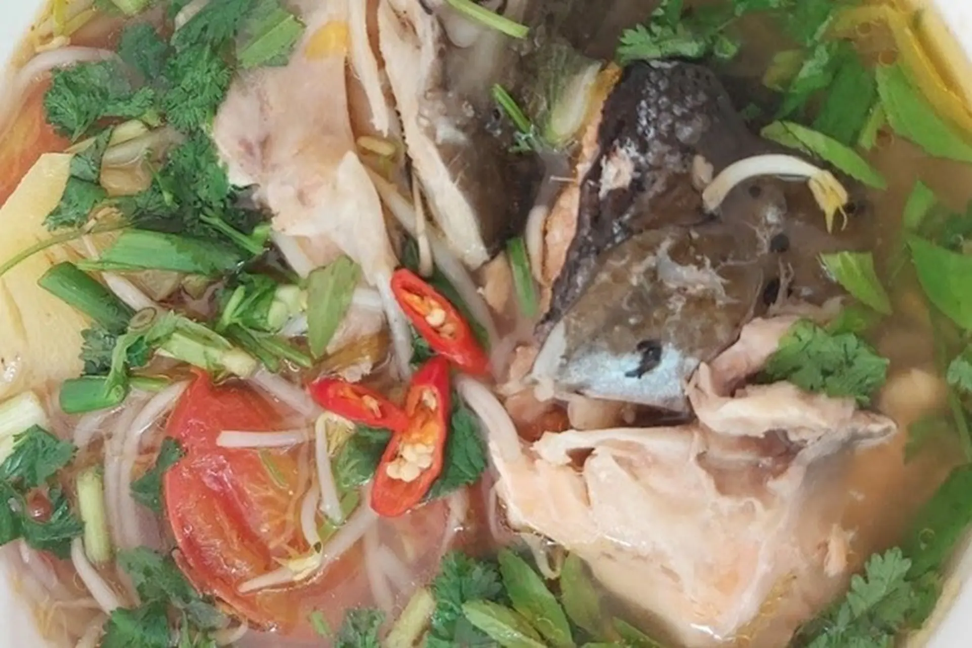 Mách bạn cách làm đầu cá hồi nấu canh chua với tôm đơn giản mà cho ra thành phẩm hấp dẫn, hớp hồn thực khách