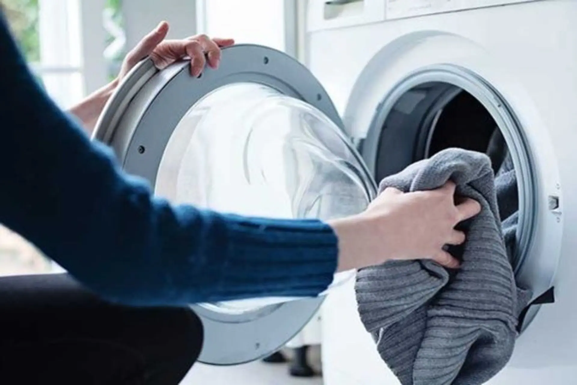 Hướng dẫn cách giặt áo len đúng cách bằng máy giặt để không bị giãn và xù lông