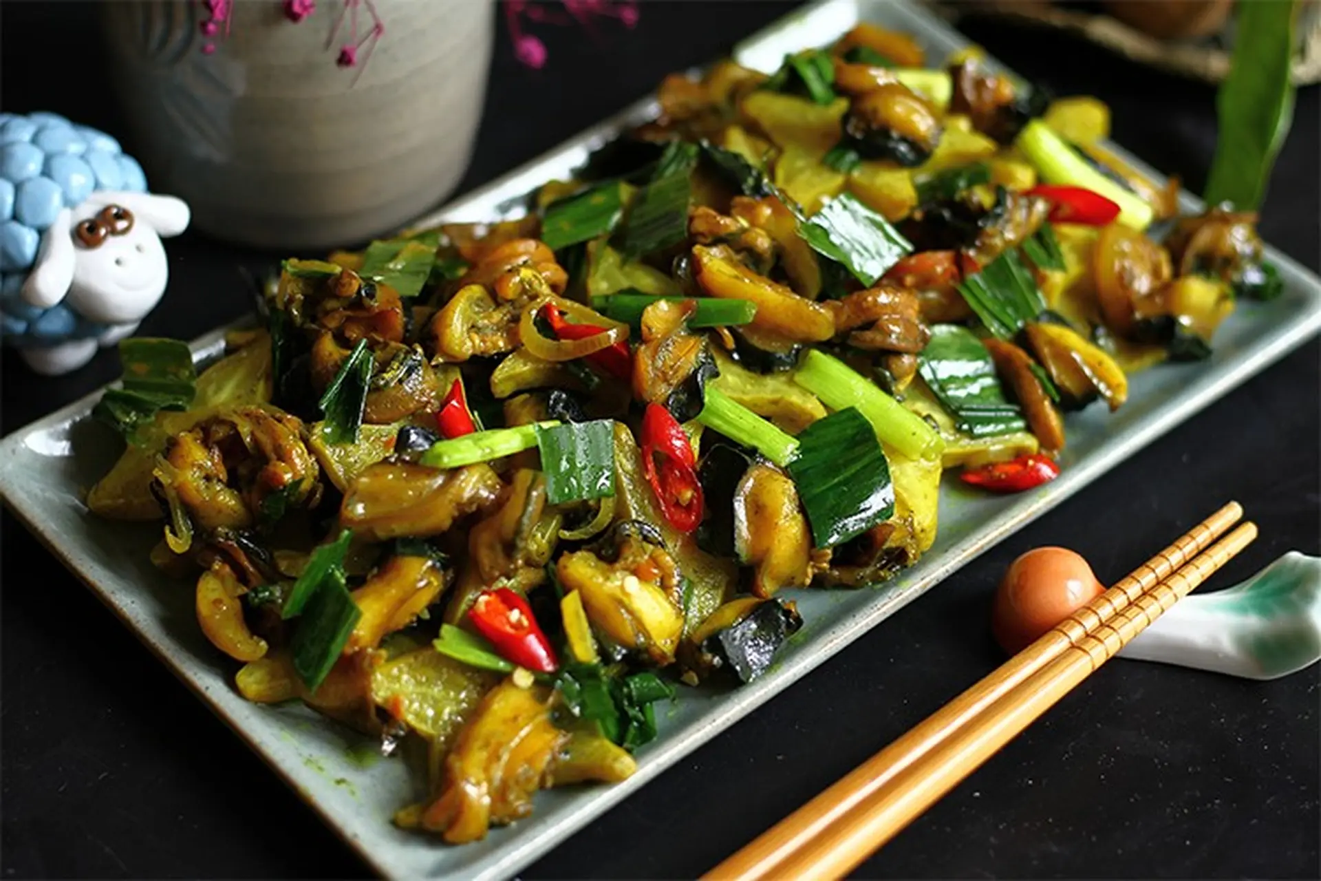 Hướng dẫn cách làm ốc xào lá lốt dai giòn sần sật thơm ngon đúng vị ăn quên lối về