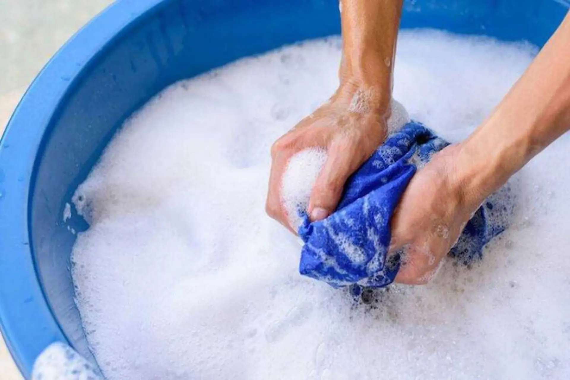 Cách giặt áo dài an toàn với các chất liệu vải, giữ áo dài không bị trầy xước, phai màu