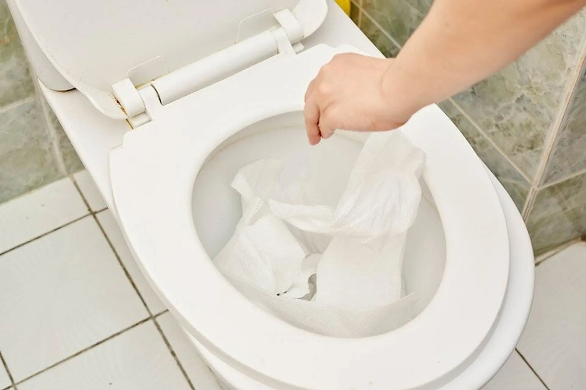 Tại sao bồn cầu rút nước chậm, không thoát được nước? Gợi ý 5 cách xử lý nhanh chóng