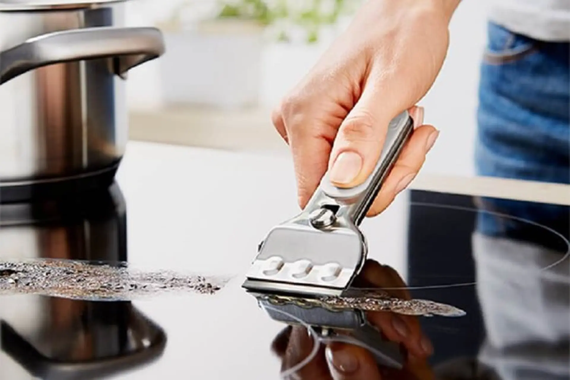 Phát hiện bếp hồng ngoại bị cháy mặt kính, bạn hãy bình tĩnh xử lý theo cách sau