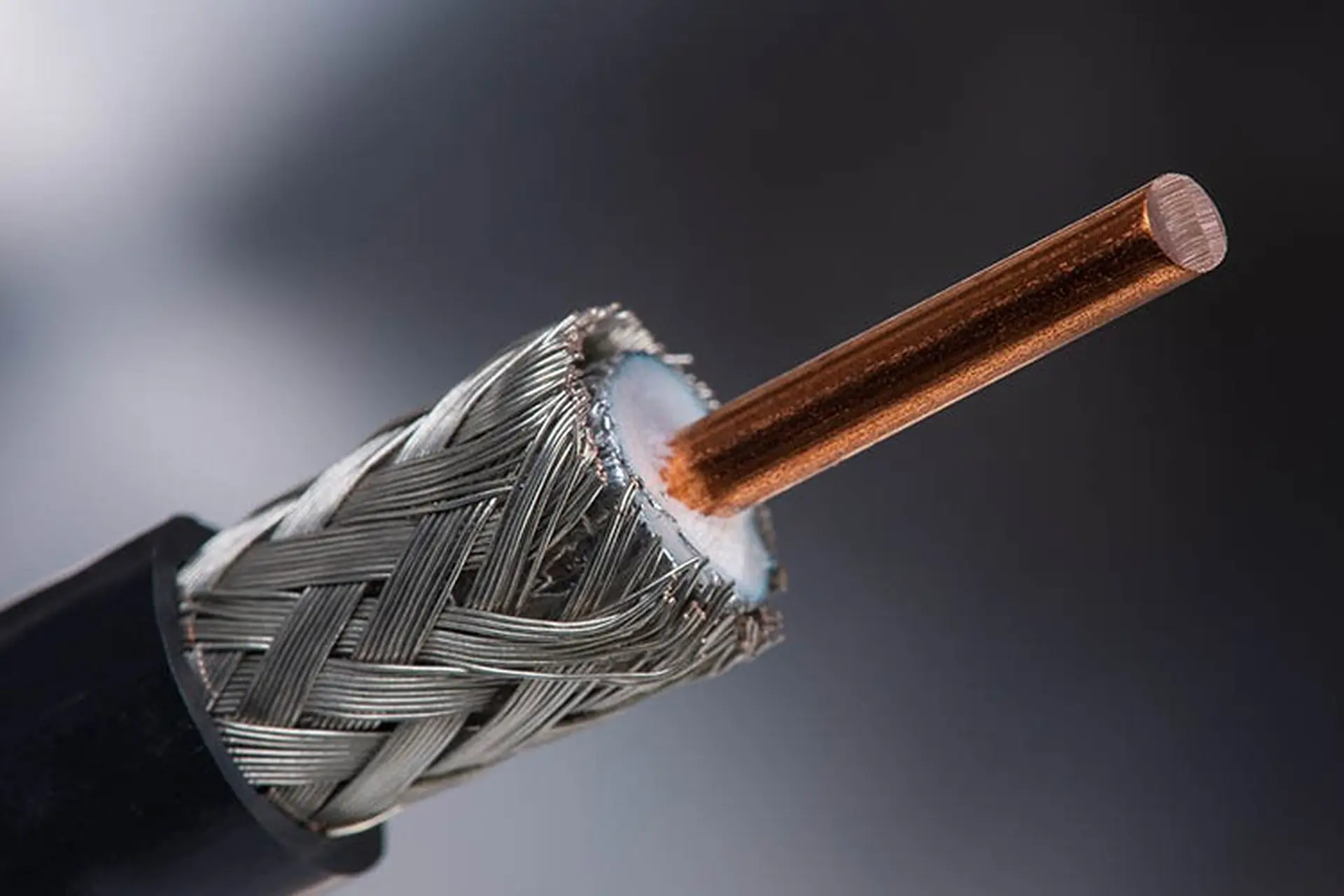 Cáp đồng trục là gì? Tại sao cáp đồng trục lại phổ biến đến thế?