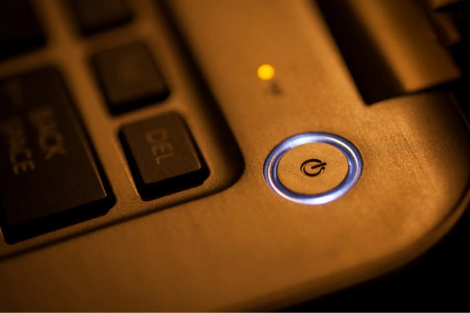 Nút nguồn laptop bị liệt do đâu? Gợi ý một số cách mở laptop nhanh chóng không cần nhấn nút nguồn