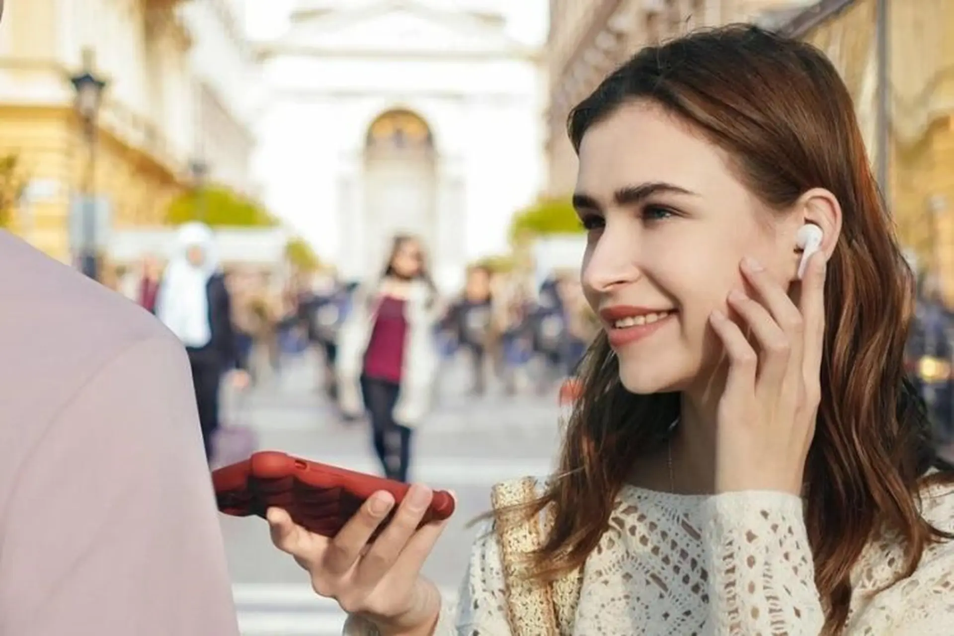 Tai nghe phiên dịch: Công cụ hỗ trợ tiên tiến giúp người dùng vượt qua rào cản ngôn ngữ