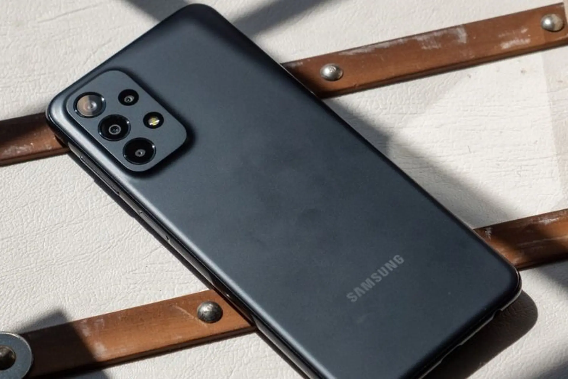 Điện thoại Samsung A23 có chống nước không? Có nên mua điện thoại Samsung A23 không?