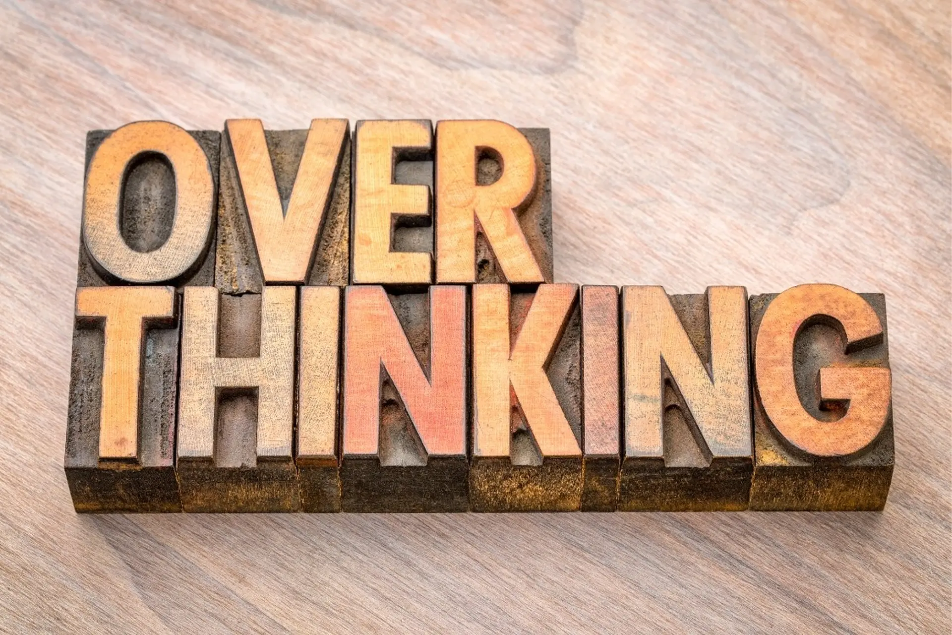 Overthinking là gì? Những biểu hiện và cách để loại bỏ hội chứng tâm lý overthinking