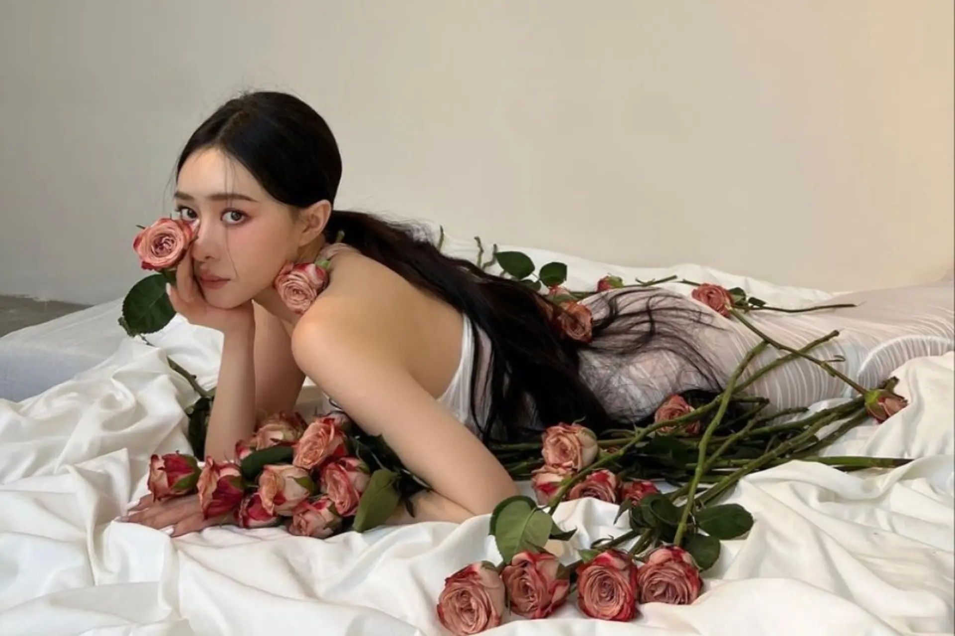 Hơn 60+ cách chụp ảnh với hoa xinh như nàng thơ, concept chụp ảnh hoa đẹp nhất