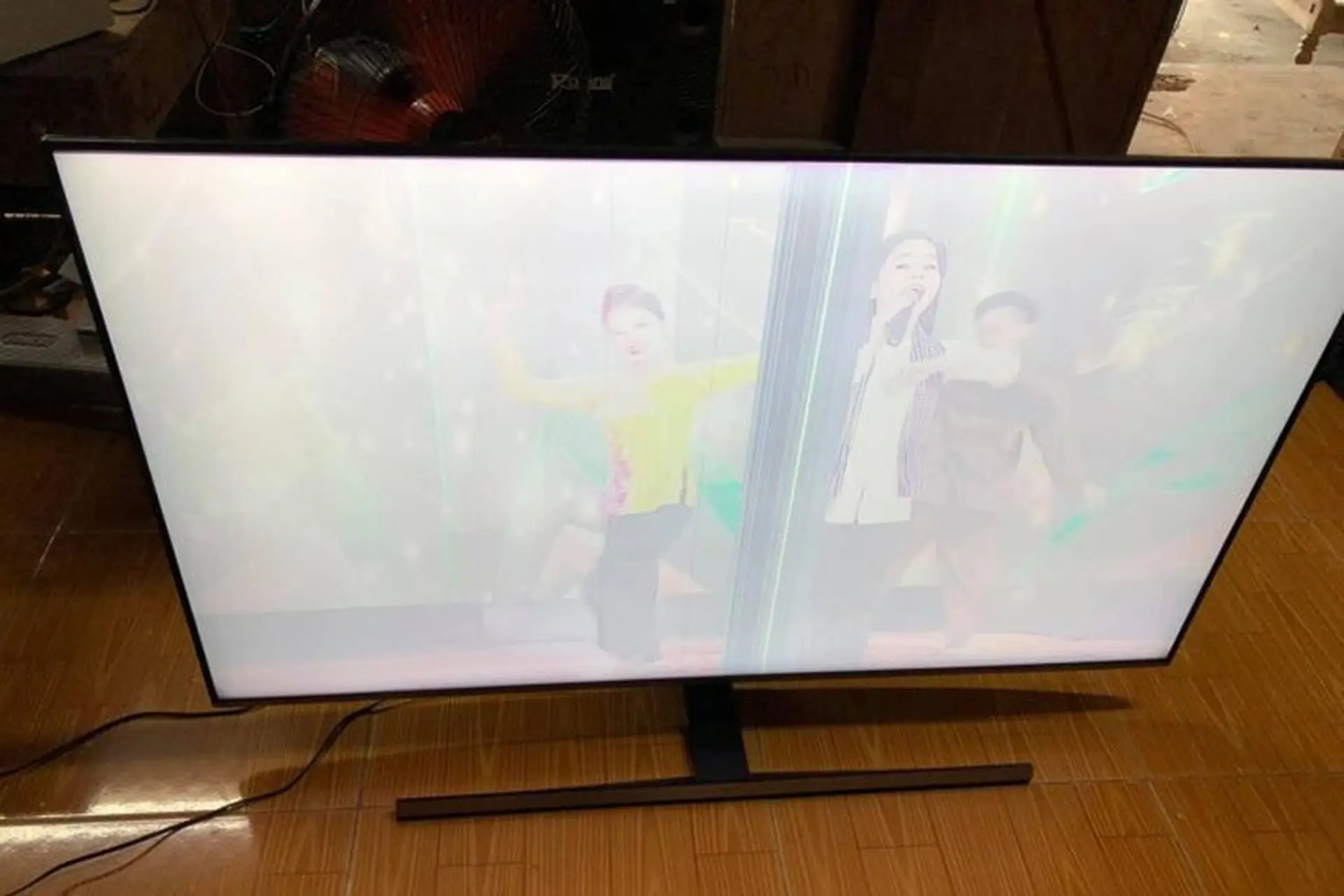 Nguyên nhân khiến tivi TCL bị trắng màn hình? Khi gặp lỗi này thì cách xử lý ra sao?