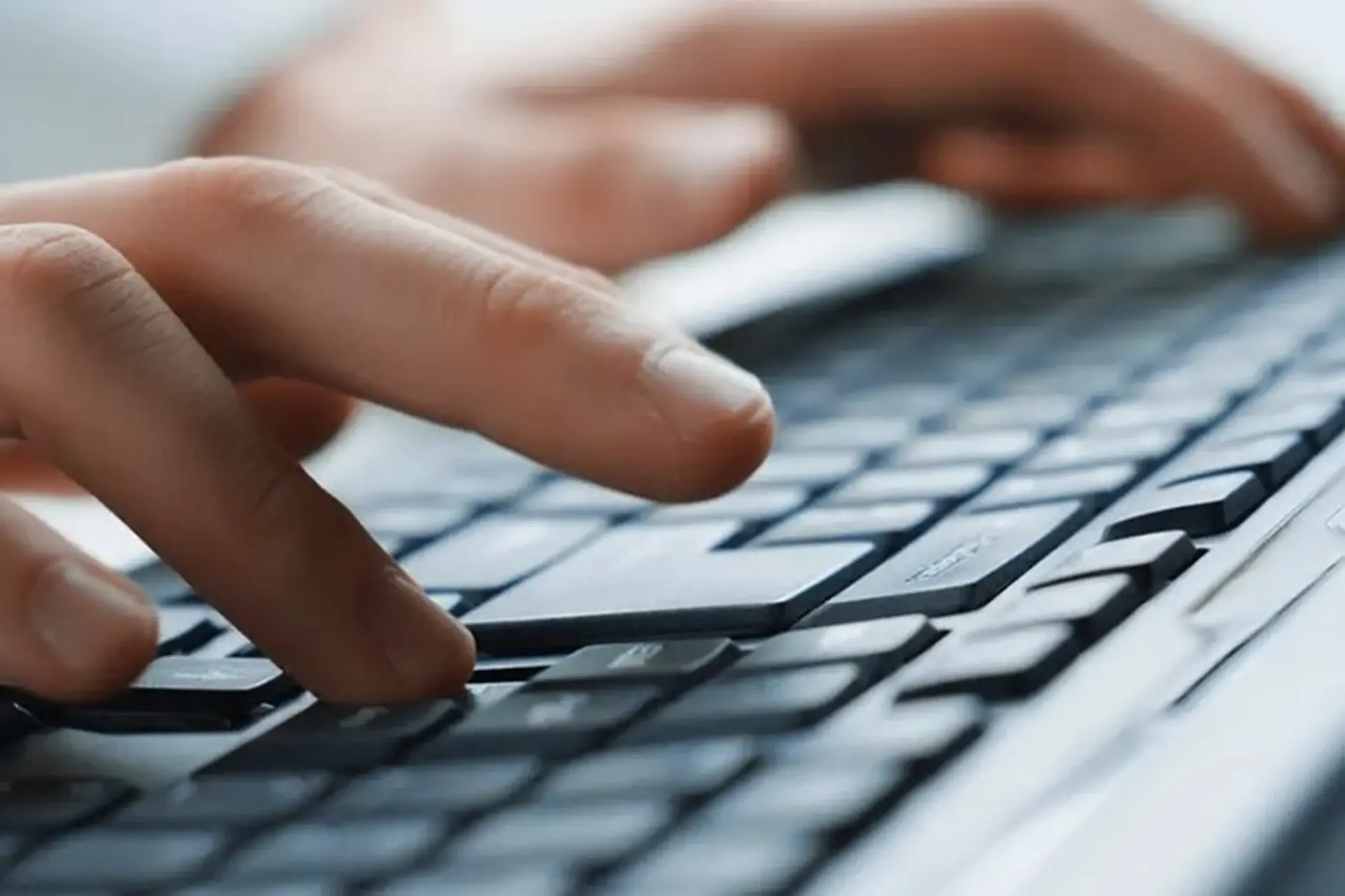 Bàn phím máy tính bị lỗi nhảy lung tung do đâu và làm sao để khắc phục nhanh nhất? 