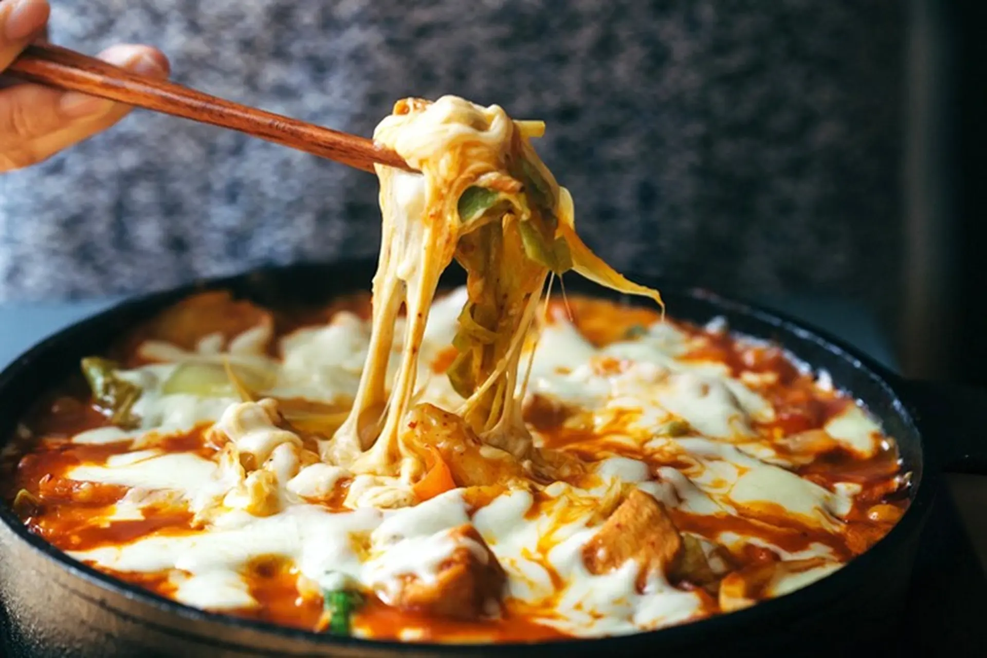 Học ngay 2 cách làm mì cay phô mai thơm béo, ngon miệng, ai ăn vào cũng mê tít