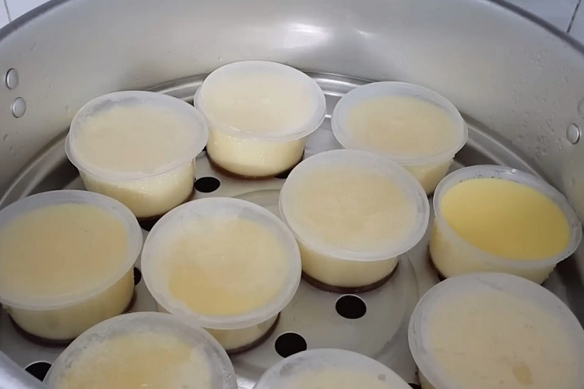 Hấp bánh flan bao nhiêu phút là vừa đủ để bánh chín đẹp, mịn mượt, không bị rỗ?