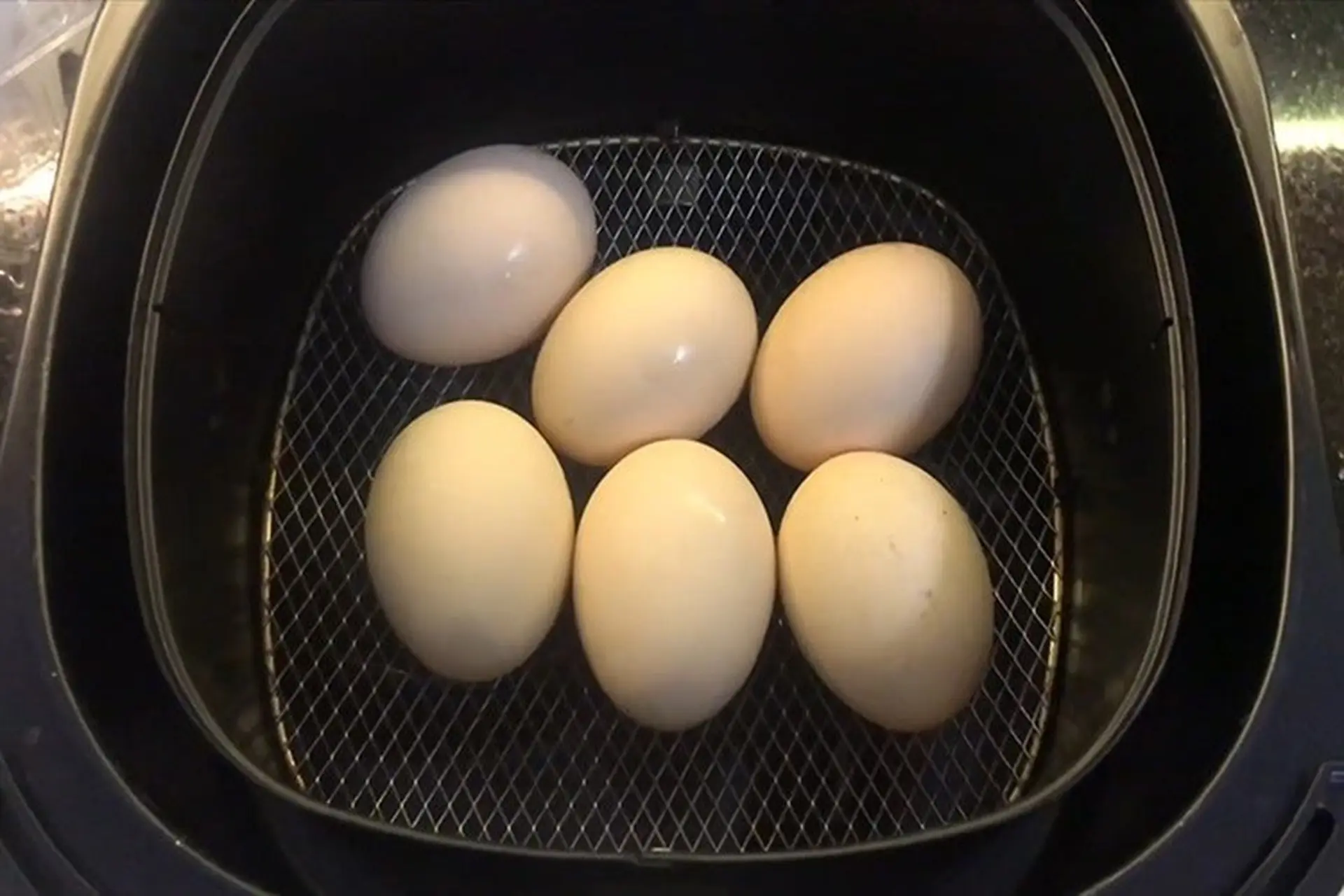 Mẹo luộc trứng bằng nồi chiên không dầu đơn giản, tiết kiệm thời gian tối đa