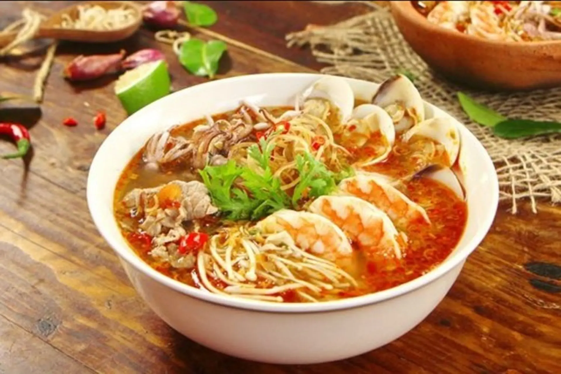 Bún Thái bao nhiêu calo? Ăn bún Thái có béo không và mẹo để thưởng thức món này một cách "healthy"