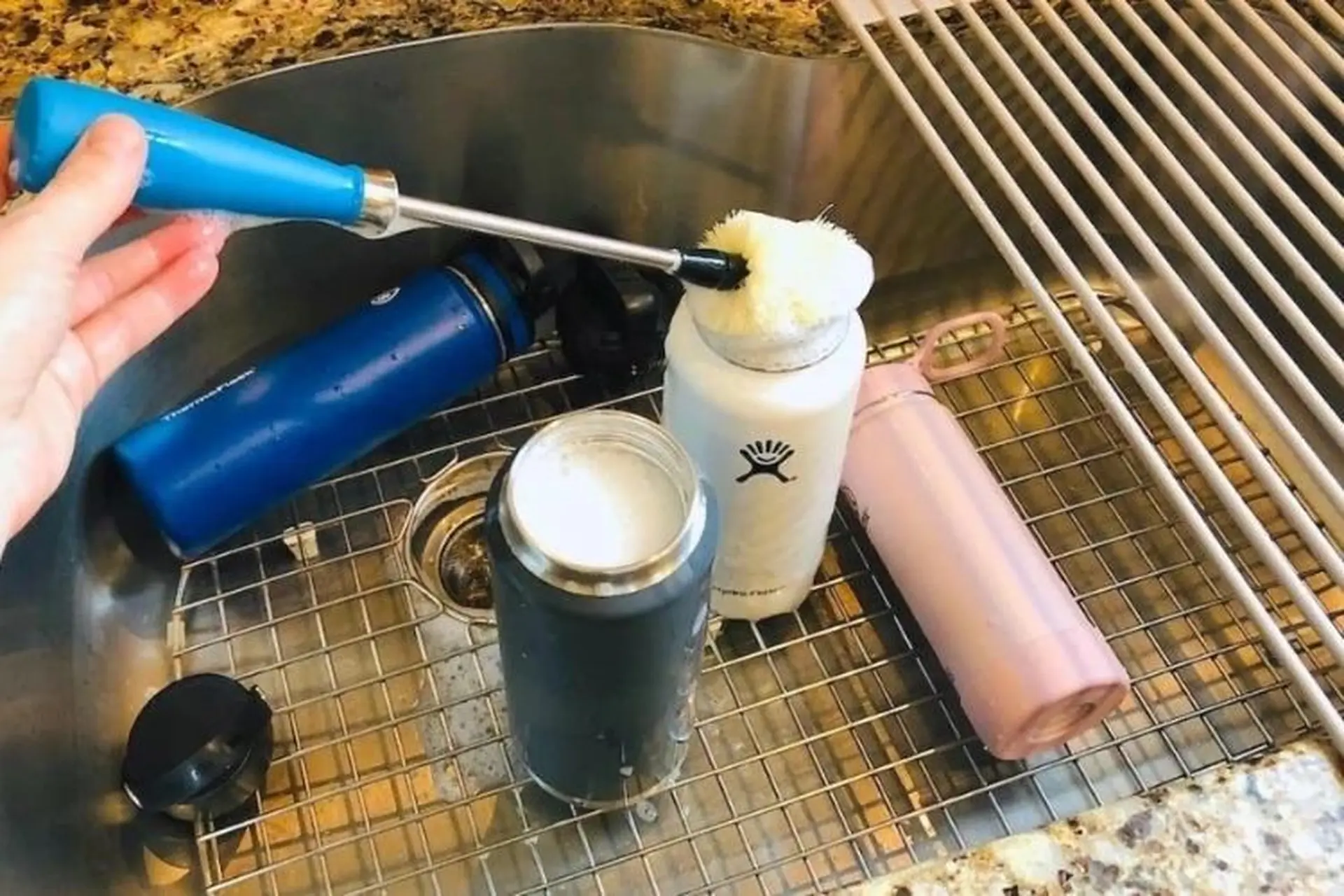 Cách vệ sinh bình giữ nhiệt mới mua đơn giản và hiệu quả để sử dụng bền lâu