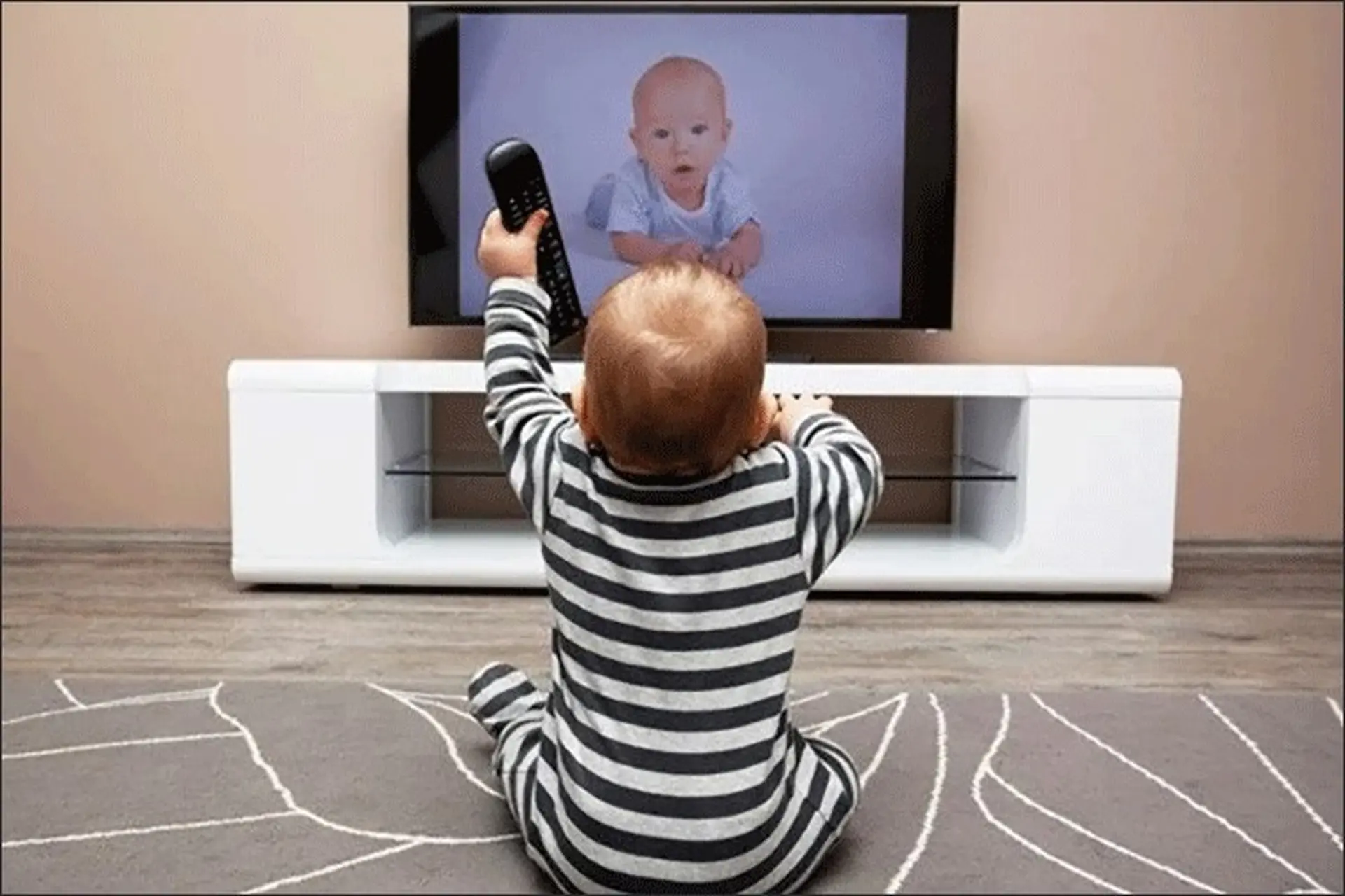 Trẻ sơ sinh xem tivi có hại mắt không? Những ảnh hưởng của việc xem tivi thường xuyên 