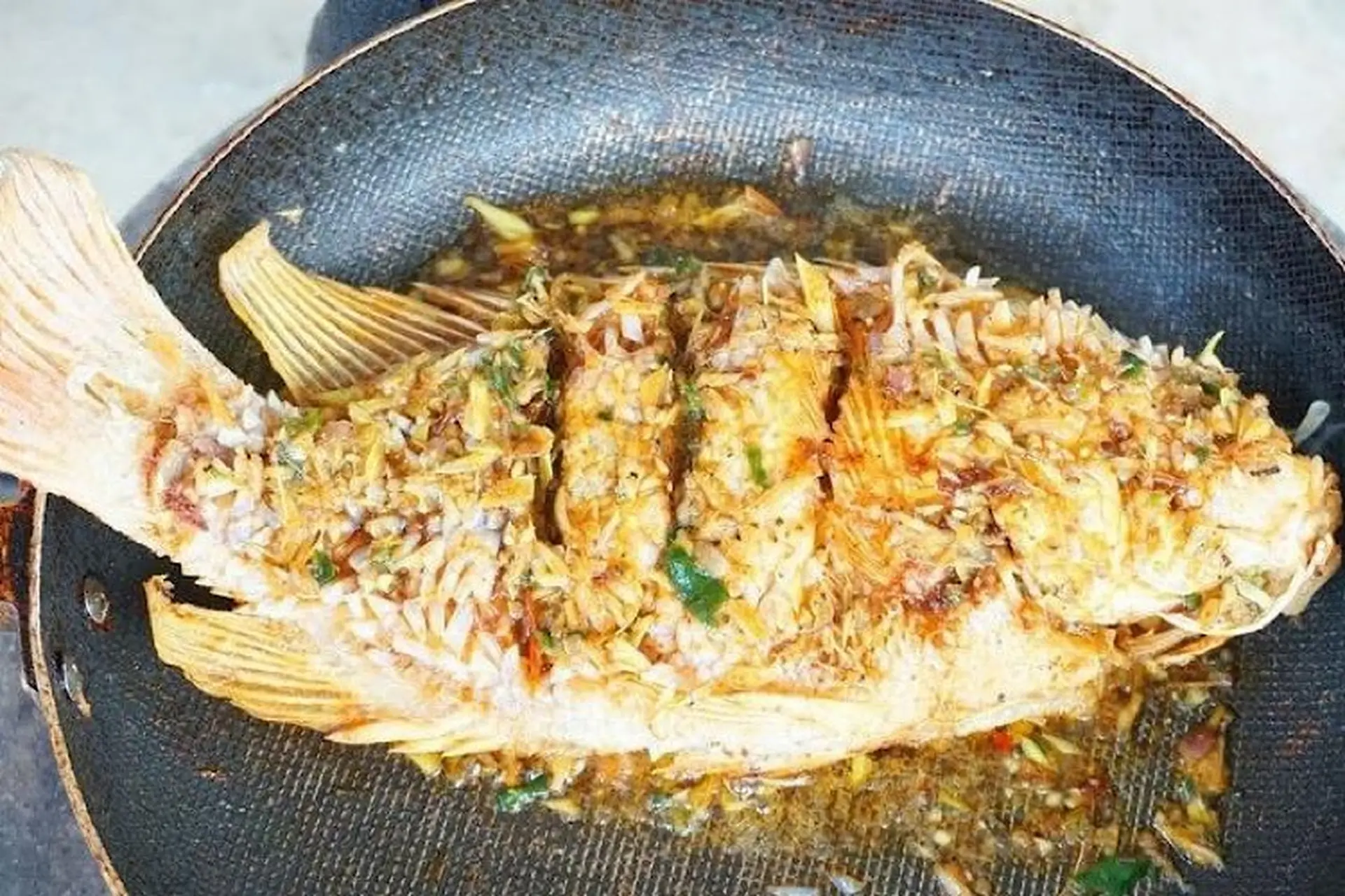 Bật mí cách ướp cá chiên chuẩn vị ngay tại nhà, giòn ngon tới miếng cuối cùng 