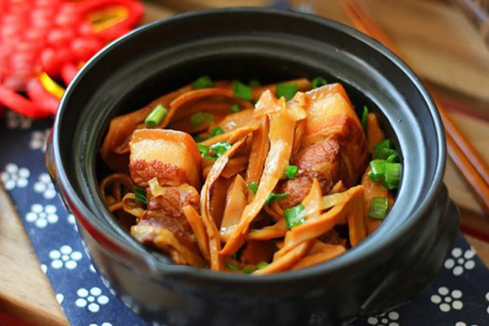 Hướng dẫn cách kho măng khô với thịt heo ngày Tết mềm ngon, đậm đà, đưa cơm