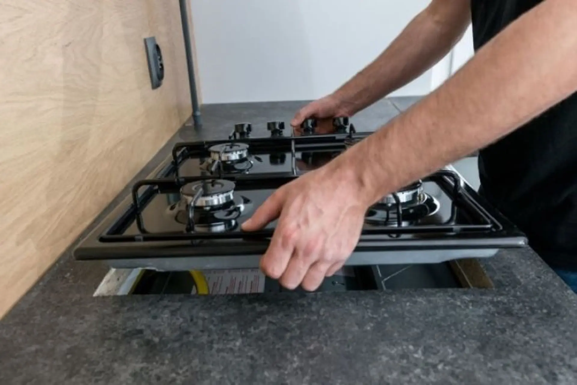 C&aacute;ch lắp đặt bếp gas &acirc;m, c&aacute;ch sử dụng v&agrave; vệ sinh đ&uacute;ng, an to&agrave;n