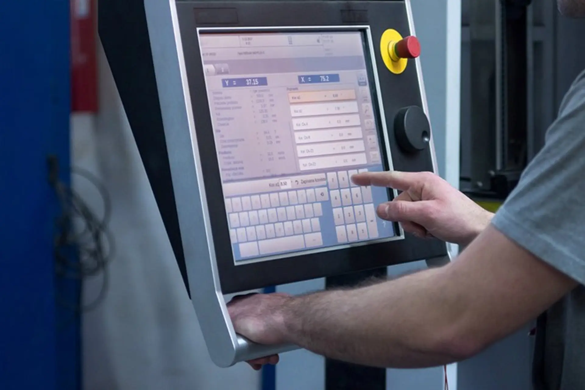 Màn hình cảm ứng HMI là gì? Ứng dụng của màn hình HMI trong công nghiệp là như nào?