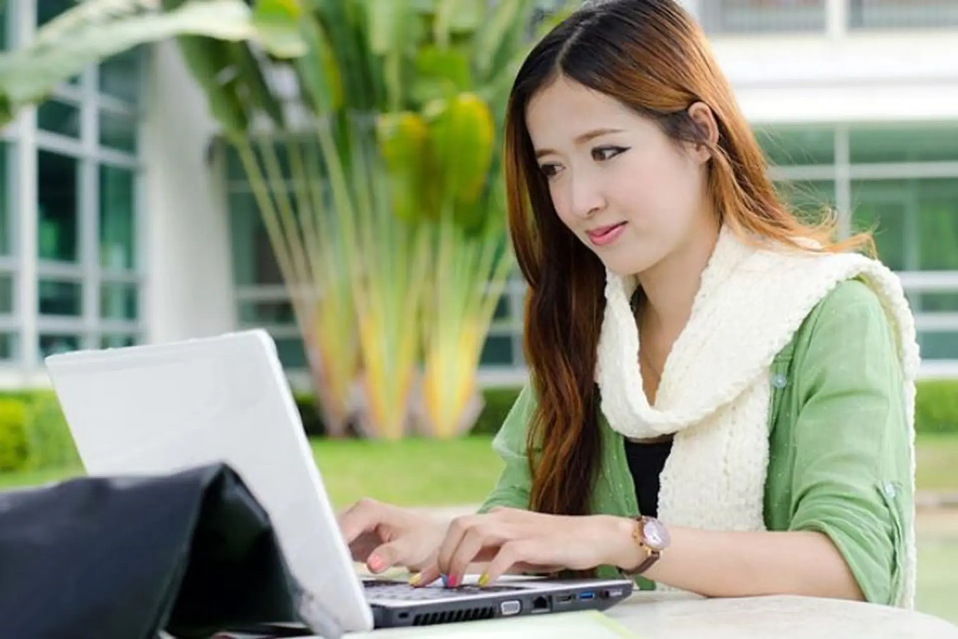 Top laptop cho sinh viên ngành Công nghệ thực phẩm 2024 với mức giá hợp lý được bán tại FPT Shop