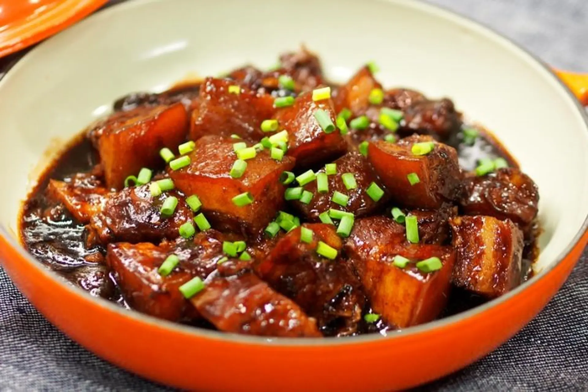 Cách thắng đường kho thịt màu siêu đẹp, không bị đắng đúng chuẩn