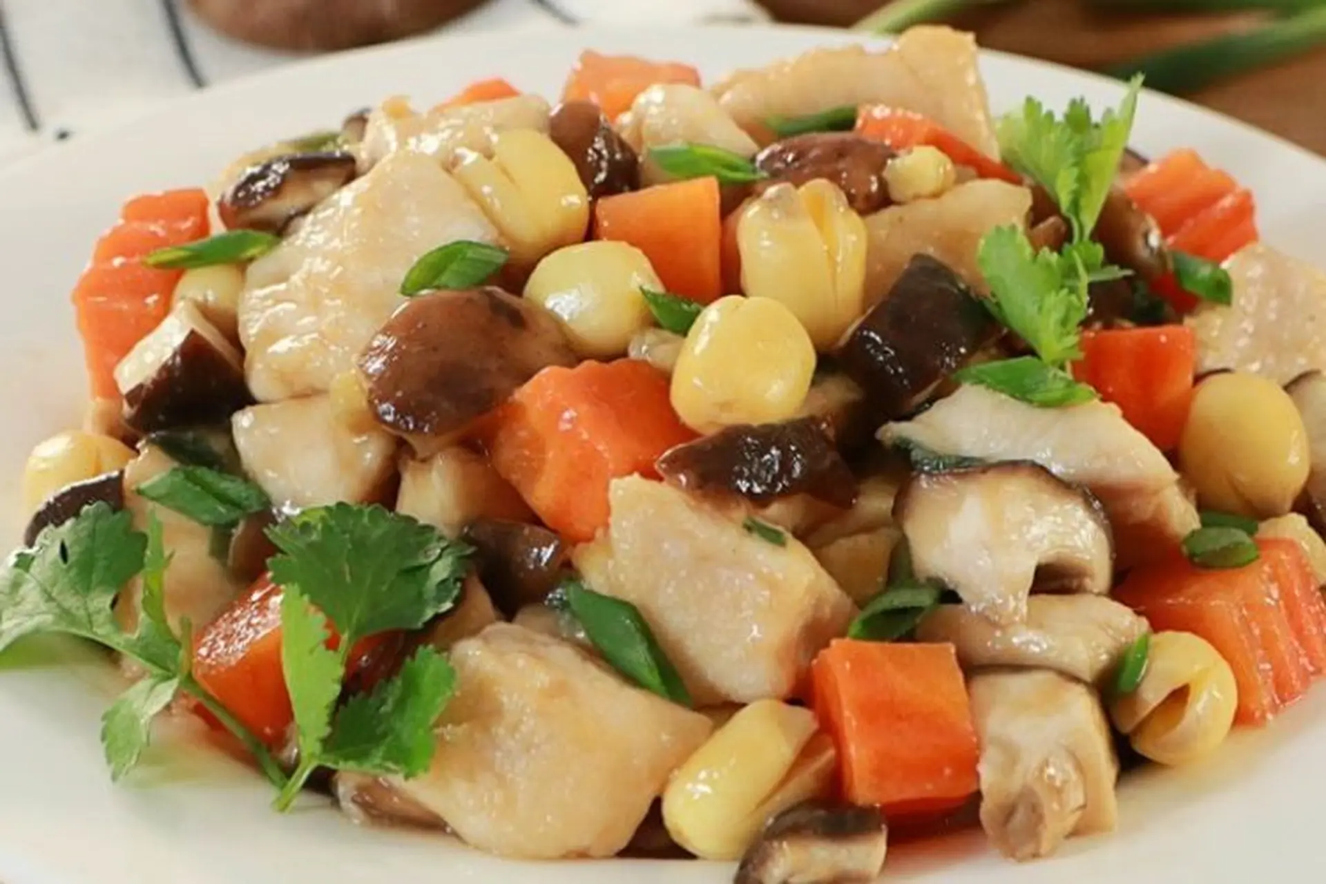 Gà xào nấm hương