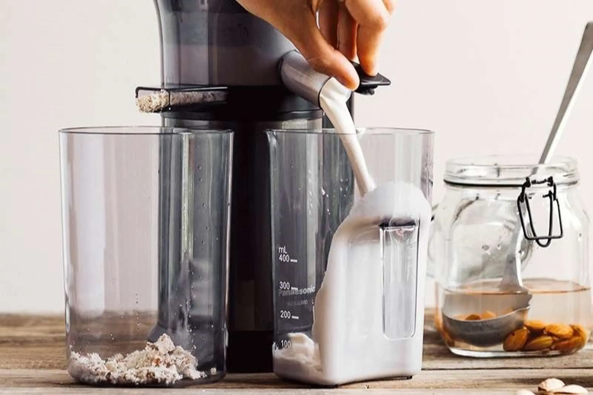 Hướng dẫn làm sữa hạt bằng máy ép chậm thơm ngon, bổ dưỡng mà cực kỳ đơn giản