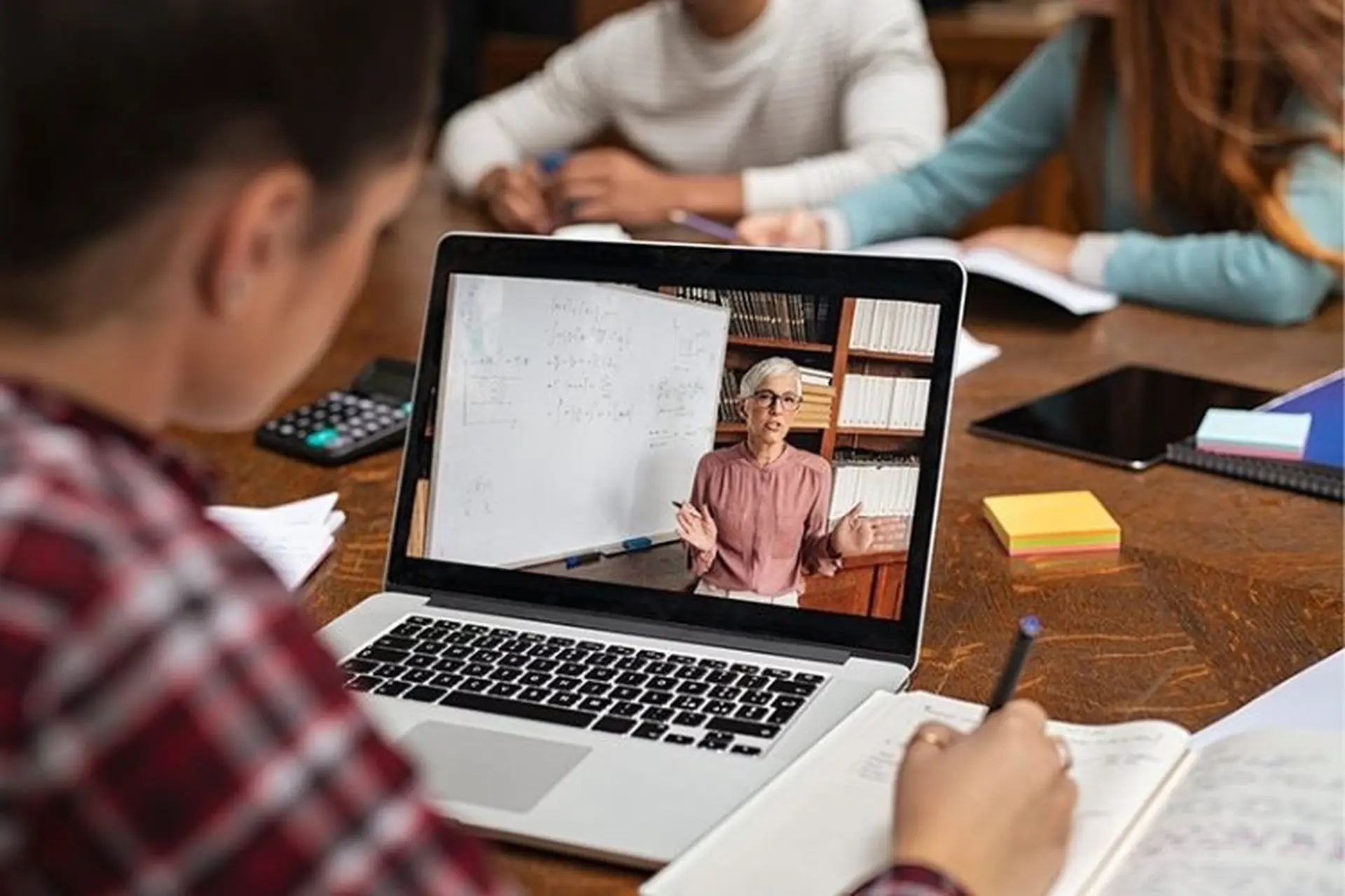 Top laptop cho sinh viên ngành xuất nhập khẩu 2024 và những lưu ý quan trọng khi chọn mua