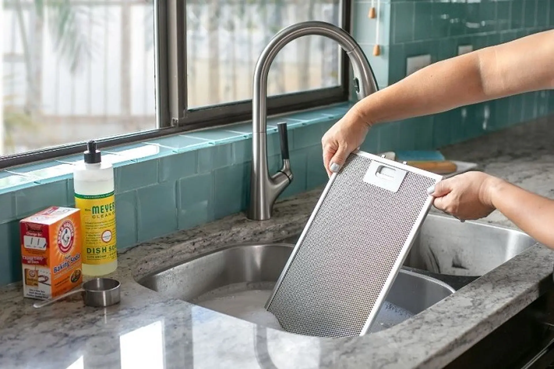 Cách vệ sinh máy hút mùi bằng baking soda an toàn, hiệu quả làm sạch cao, tiết kiệm chi phí