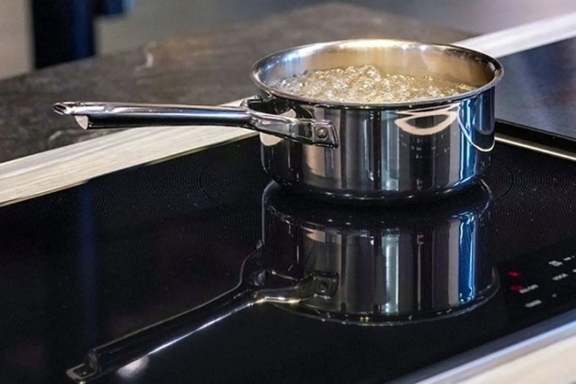 Lỗi bếp từ sôi không đều: 6 nguyên nhân phổ biến và cách khắc phục nhanh, an toàn