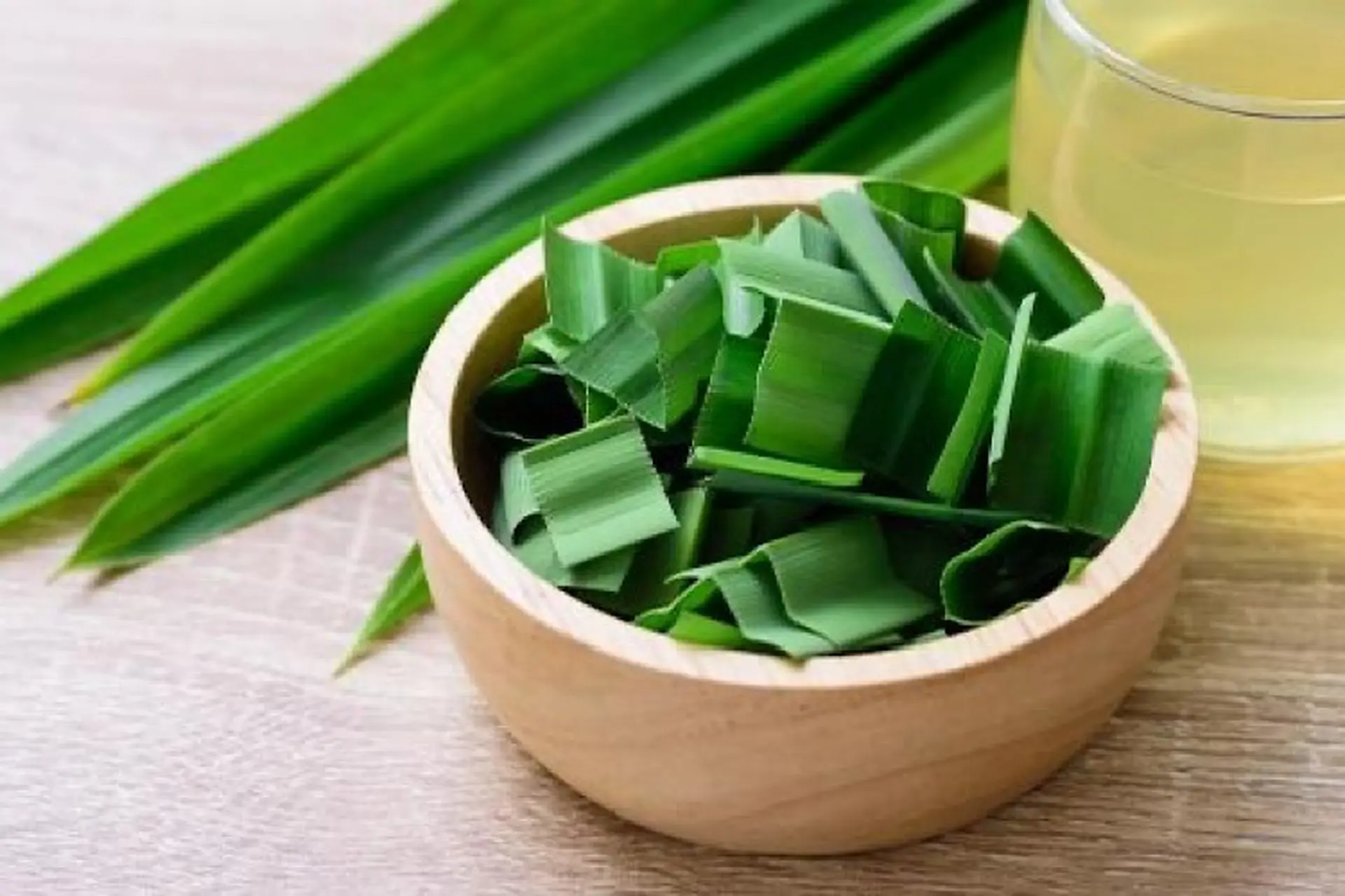 Mách bạn cách lấy nước cốt lá dứa không bị đắng chỉ với vài bước cực đơn giản