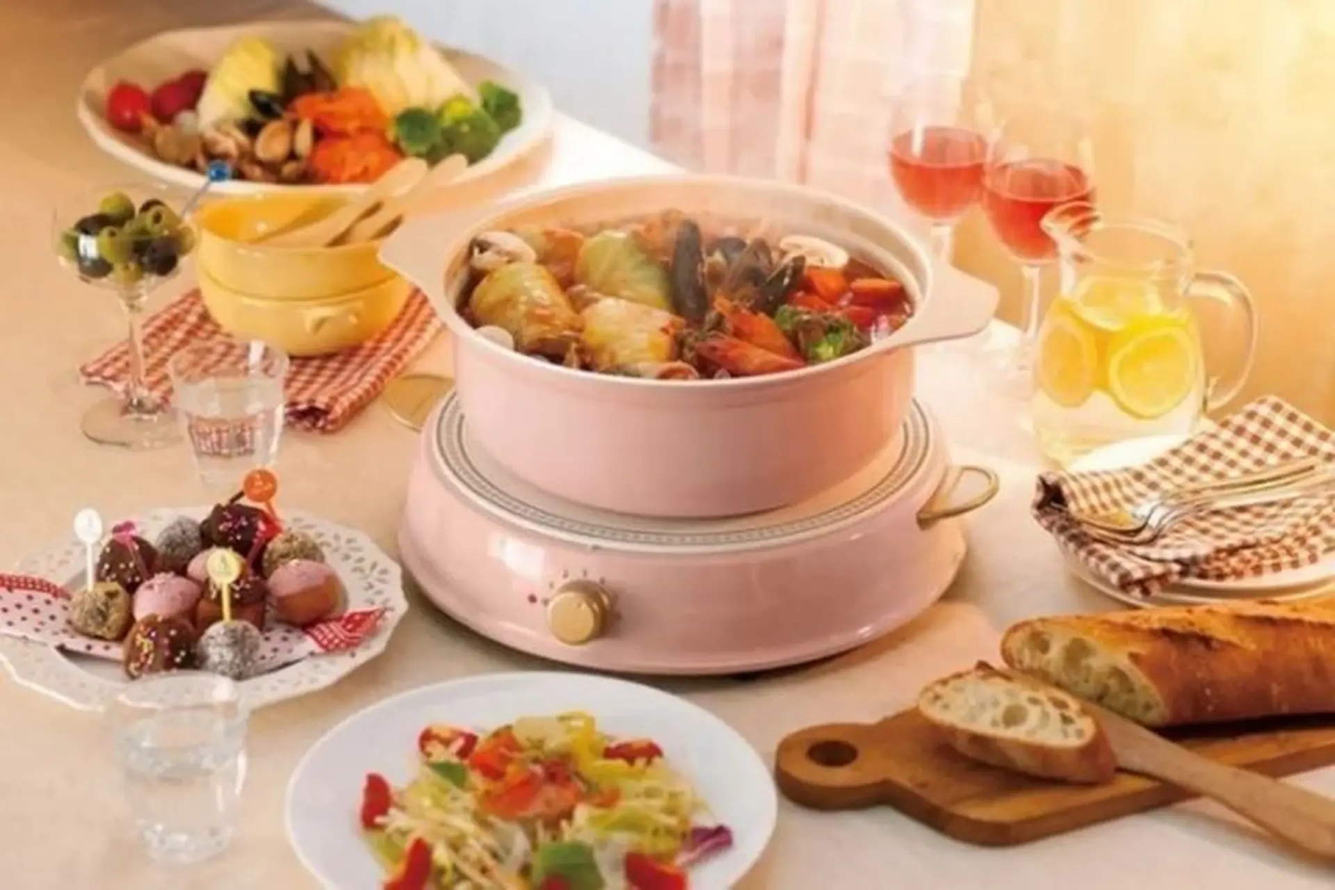 Nồi lẩu điện gốm là gì? Khám phá mẫu nồi lẩu điện bền bỉ thuộc top thị trường hiện nay