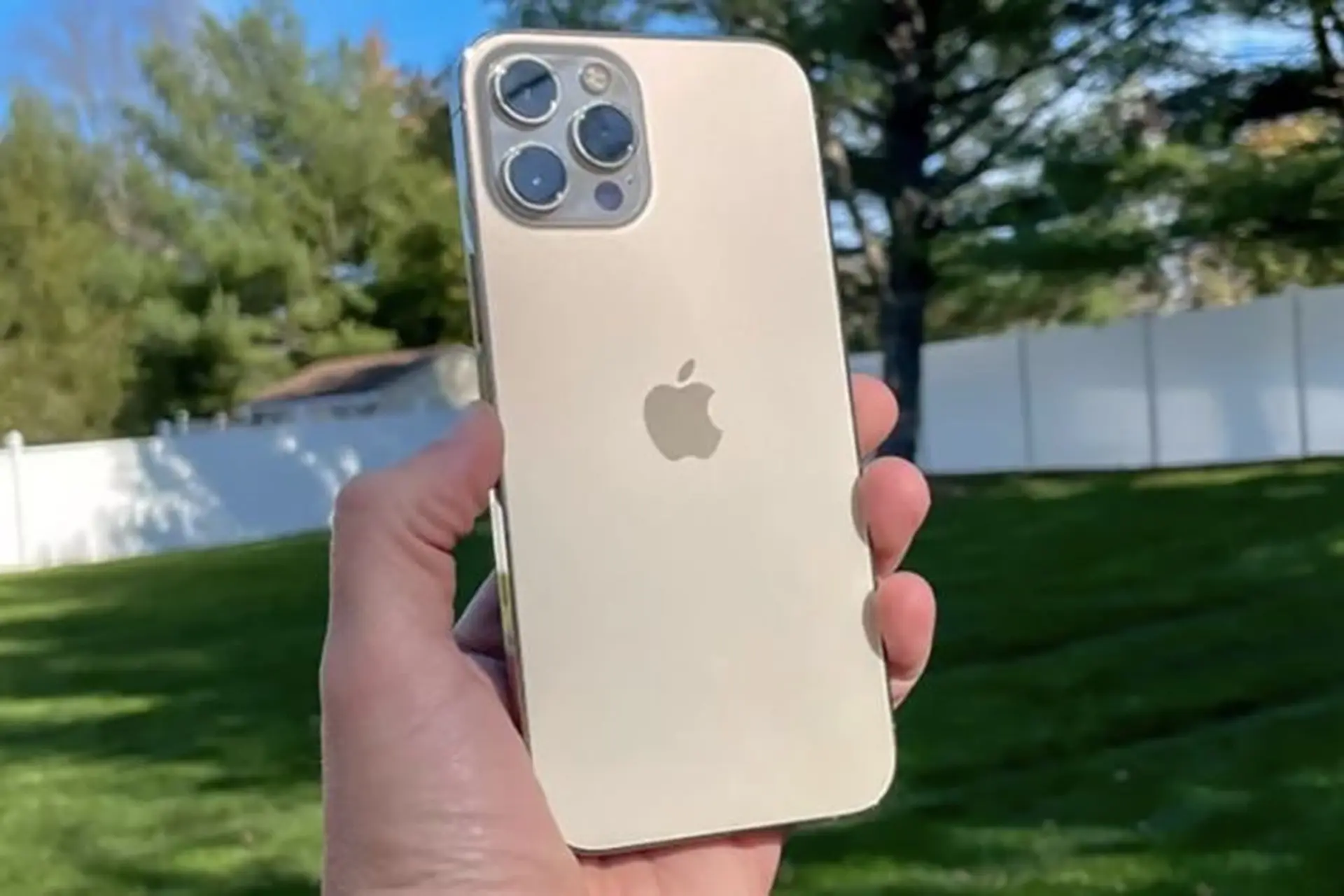 Mặt lưng iPhone 12 Pro Max được làm từ chất liệu gì? Có khả năng chống xước không? 