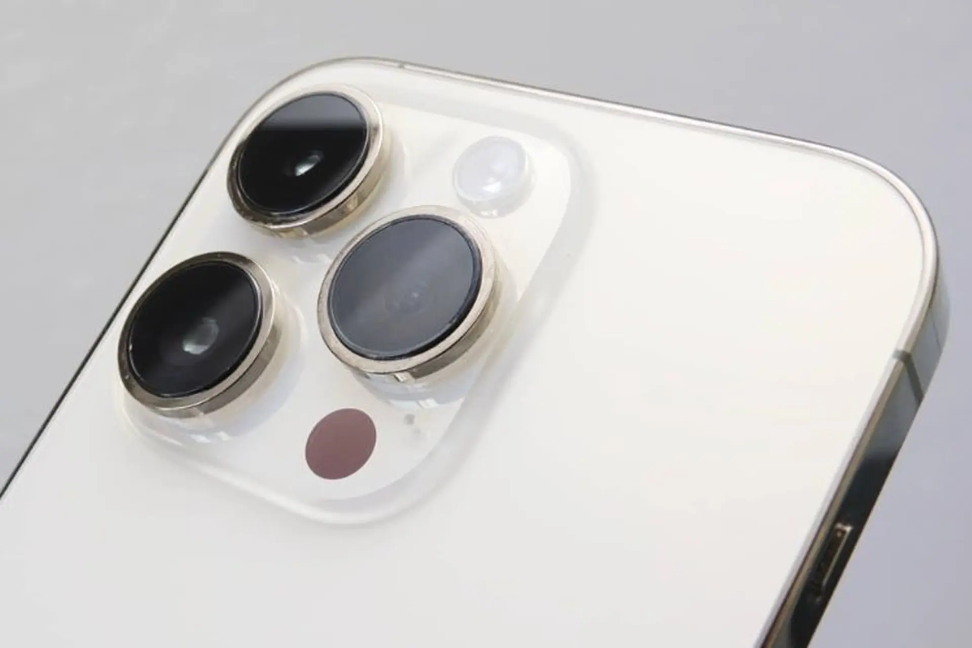 iPhone 14 Pro Max màu trắng giá bao nhiêu tính đến thời điểm hiện tại? Có nên mua hay không?