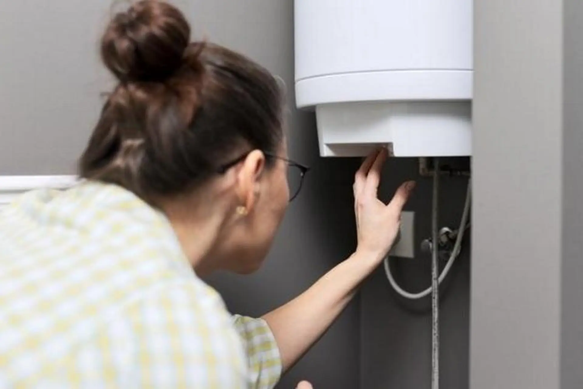 Tìm hiểu các nguyên nhân khiến máy nước nóng bị chảy nước và cách xử lý, khắc phục triệt để