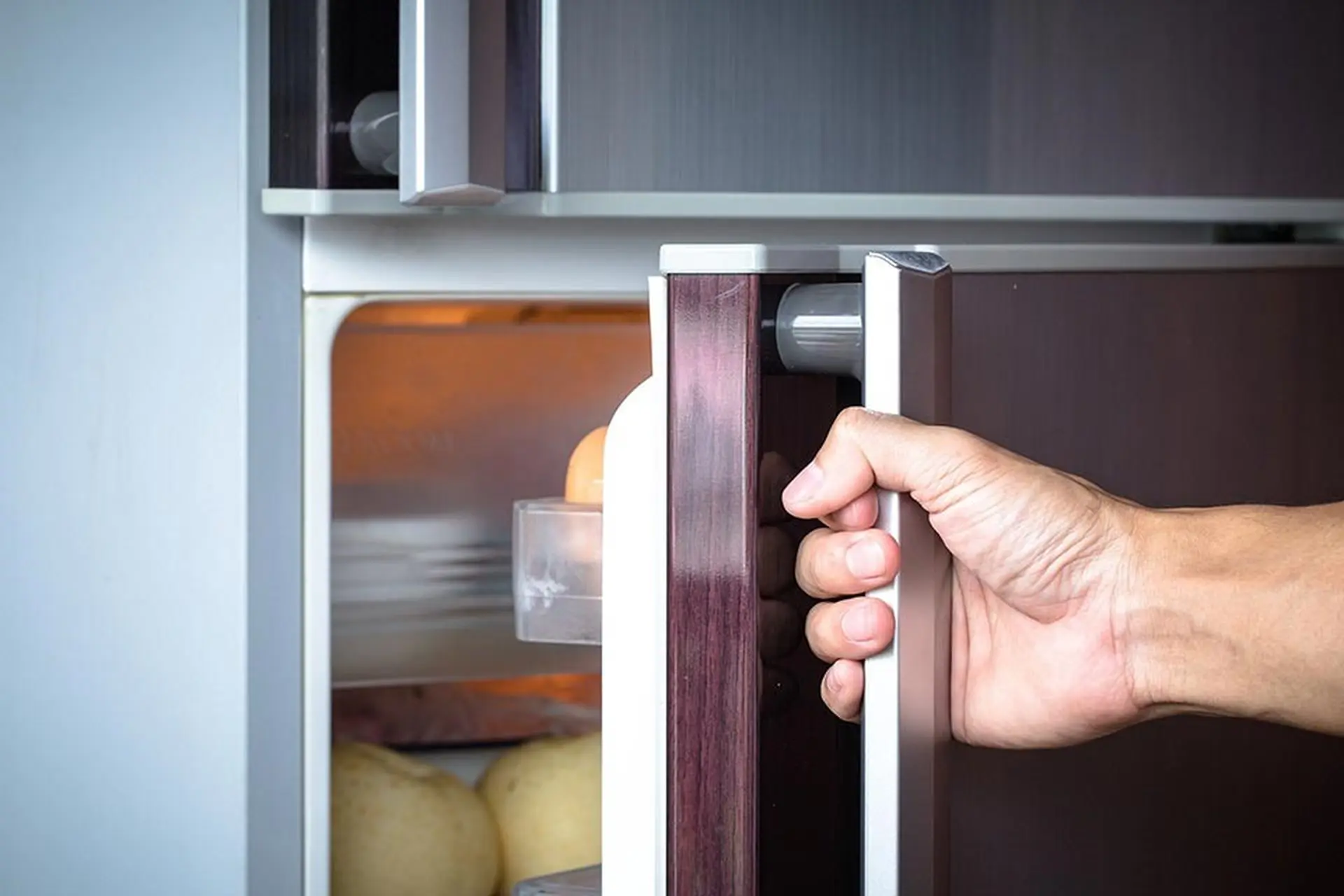 Mở tủ lạnh liên tục có tốn điện không? Làm sao để sử dụng tủ lạnh tiết kiệm điện?