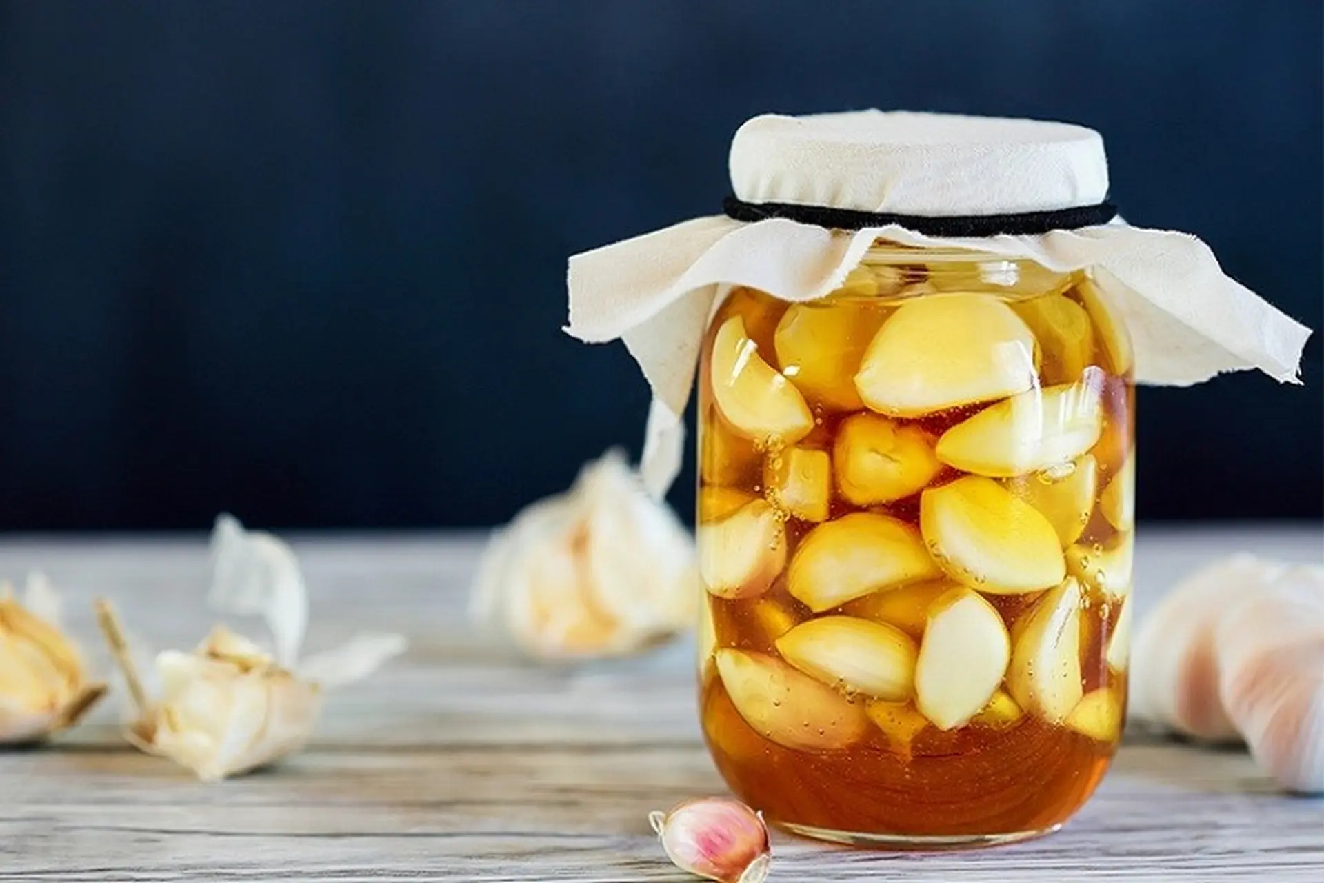 Tỏi ngâm mật ong để được bao lâu? Để lâu có dùng được không? Lưu ý khi sử dụng