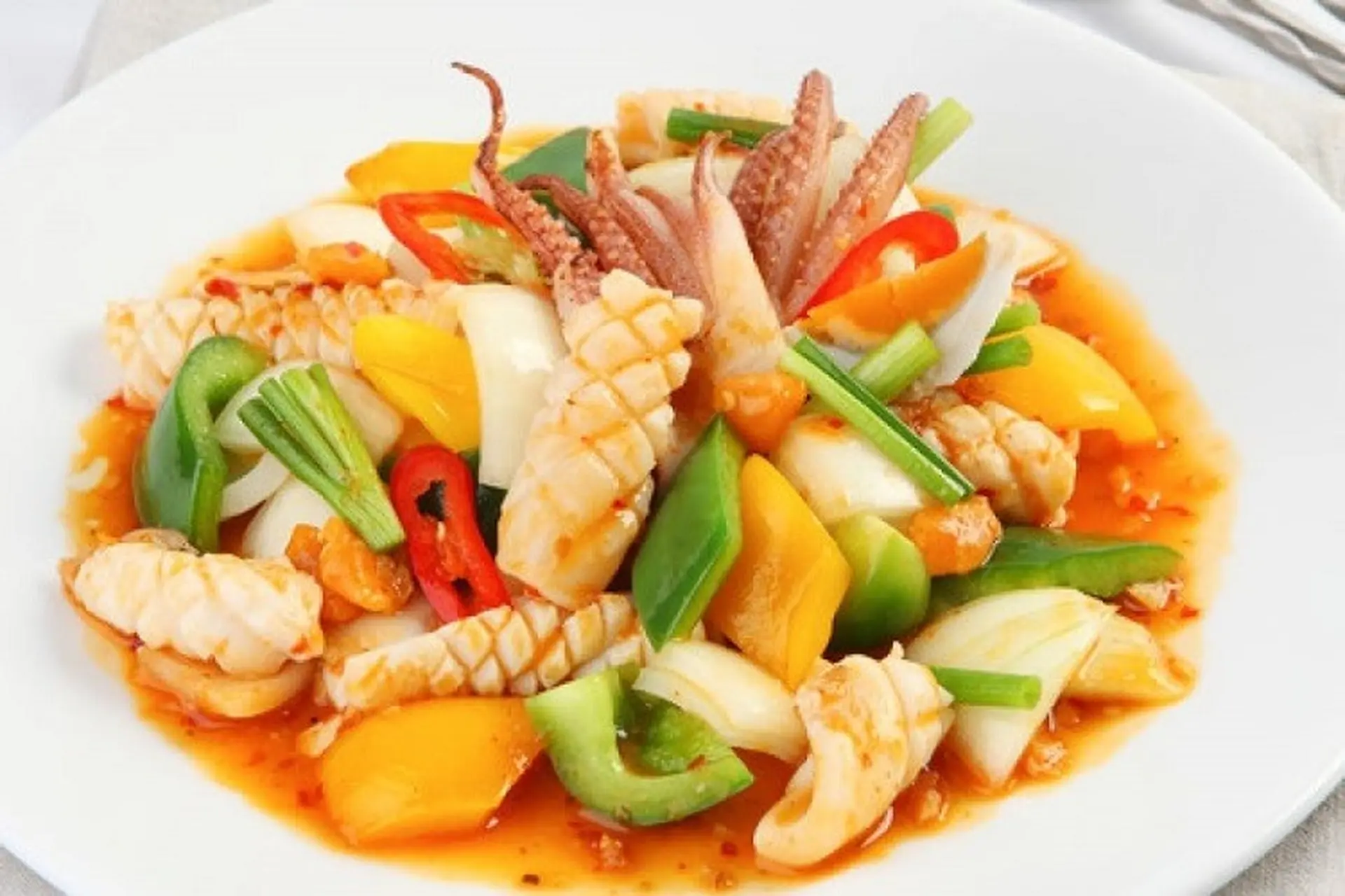 Cách xào mực với ớt chuông cho thành phẩm giòn ngon, không bị tanh, cực kỳ hao cơm