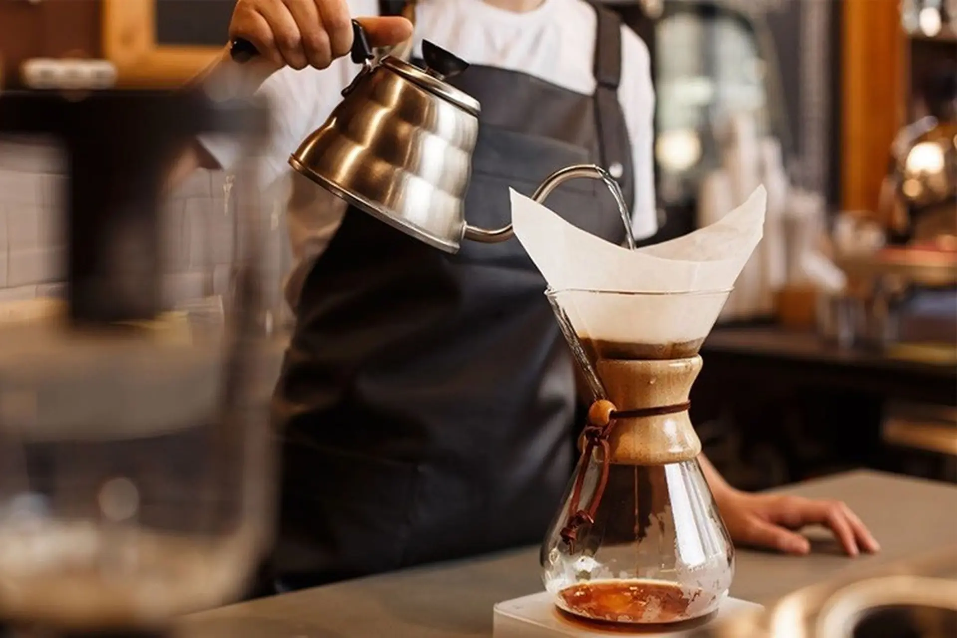 Cà phê pour over là gì, có hương vị ra sao? Tìm hiểu dụng cụ pha cà phê pour over và cách pha đúng chuẩn