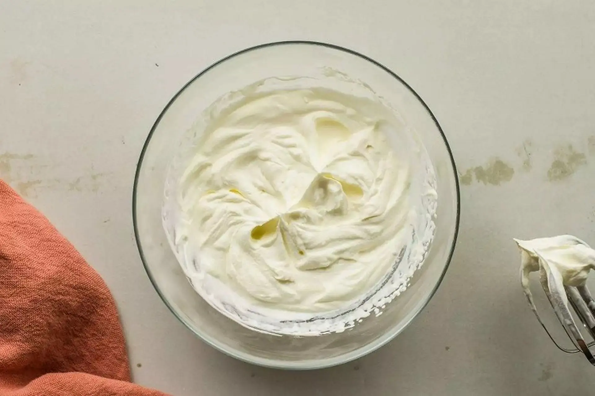 Heavy cream là gì? Có gì khác với whipping cream? Cách bảo quản heavy cream đúng cách