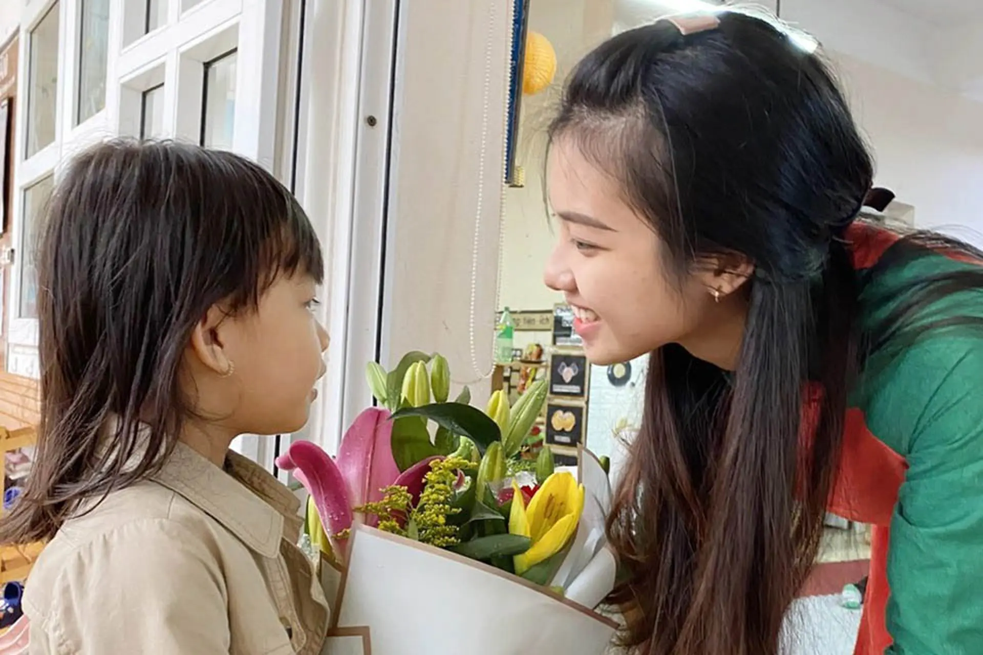 20/10 có tặng quà cho cô giáo không? Giải đáp và gợi ý quà tặng ý nghĩa cho học sinh, phụ huynh