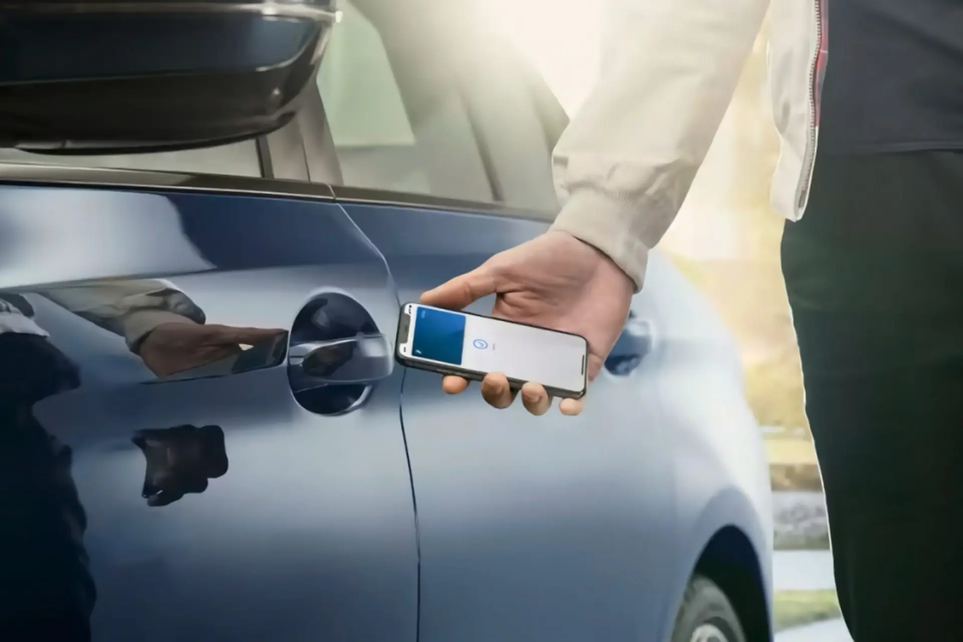 Khóa thông minh Apple Car Key là gì? Cách hoạt động trên iPhone để mở khóa ô tô an toàn tiện lợi