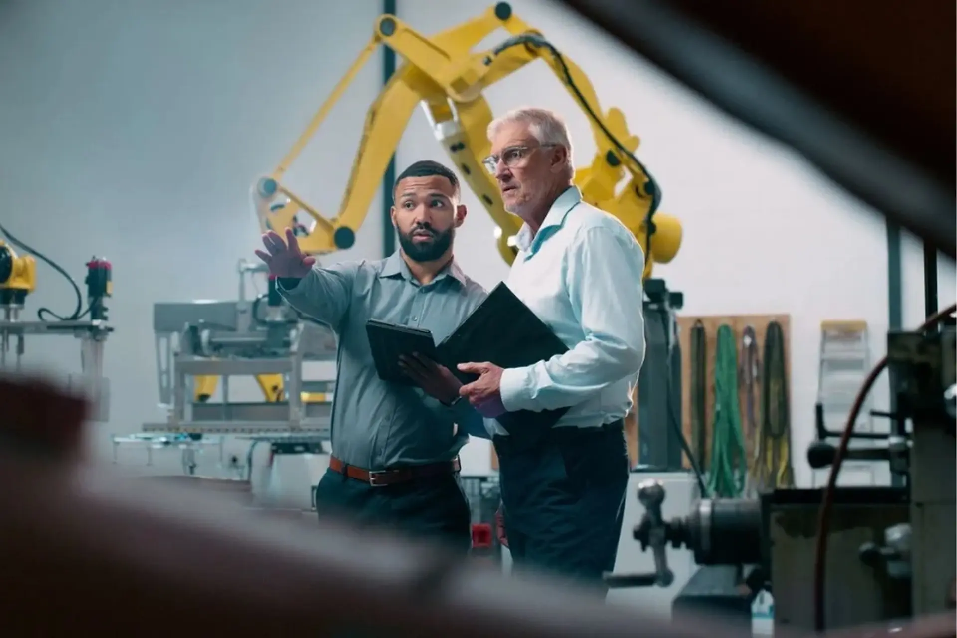 Production supervisor là gì? Vai trò, kỹ năng, mức lương và con đường sự nghiệp để trở thành một giám sát sản xuất chuyên nghiệp