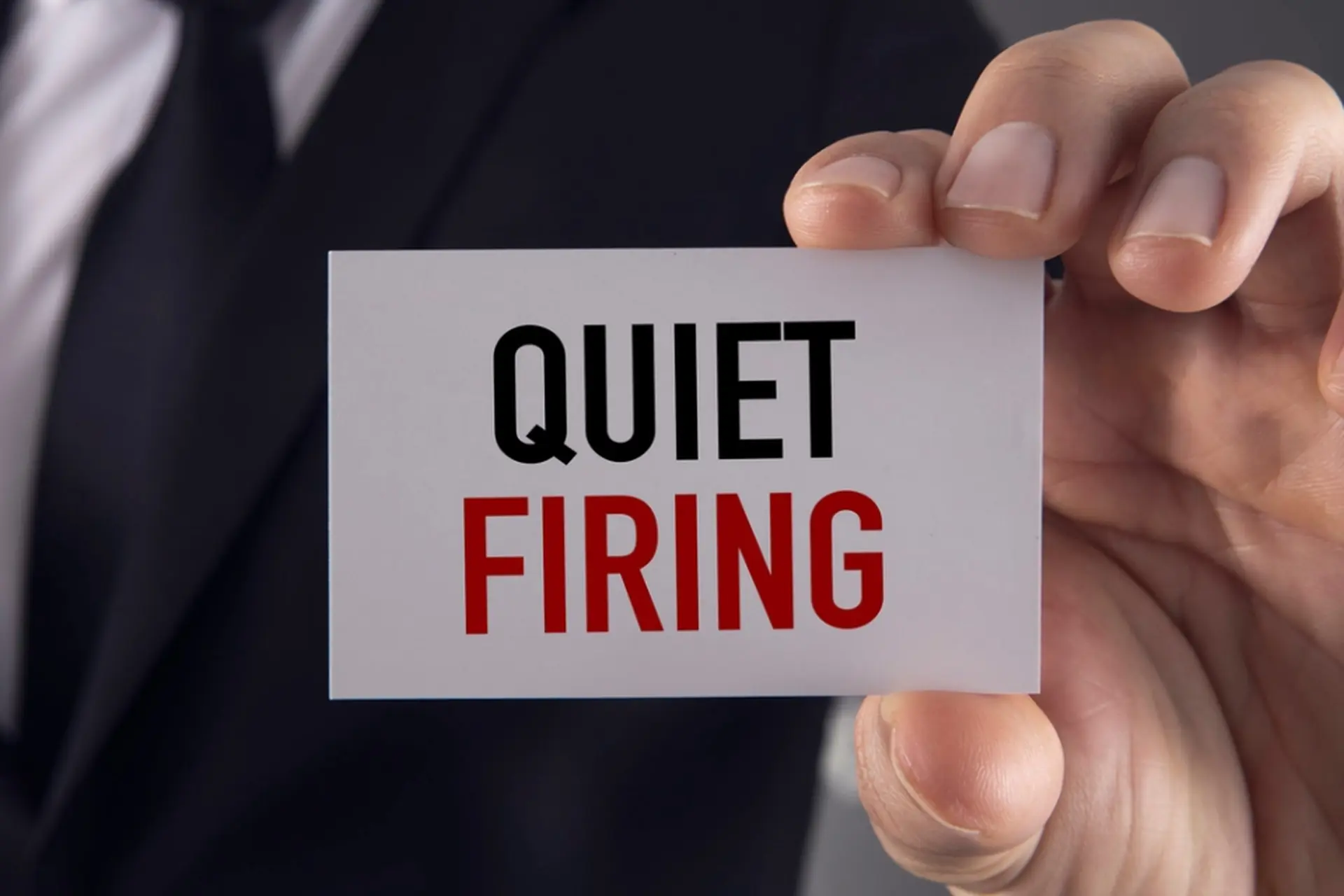 Quiet firing là gì? Hiểu rõ về hiện tượng sa thải thầm lặng và cách nhận biết trong môi trường làm việc hiện đại