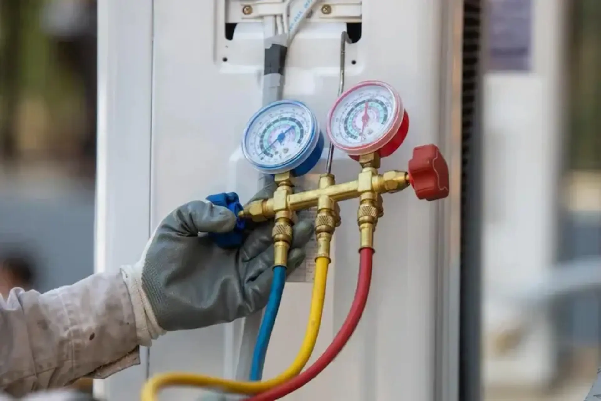 Chi phí thay gas máy lạnh hết bao nhiêu tiền và những điều cần biết để tiết kiệm hiệu quả