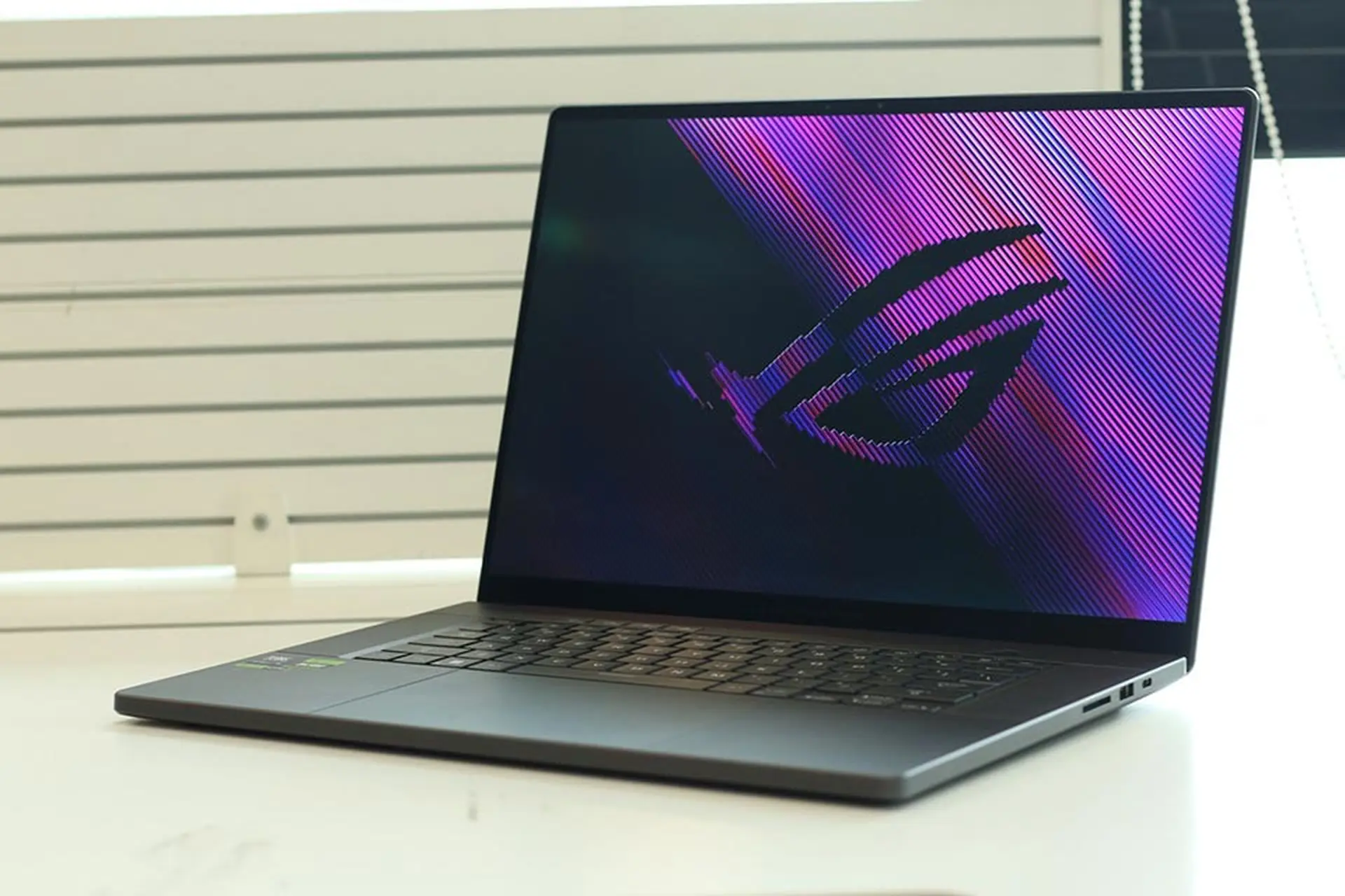 Tìm mua Asus ROG dưới 1 ký: Có sản phẩm nào đáp ứng được tiêu chí này không?