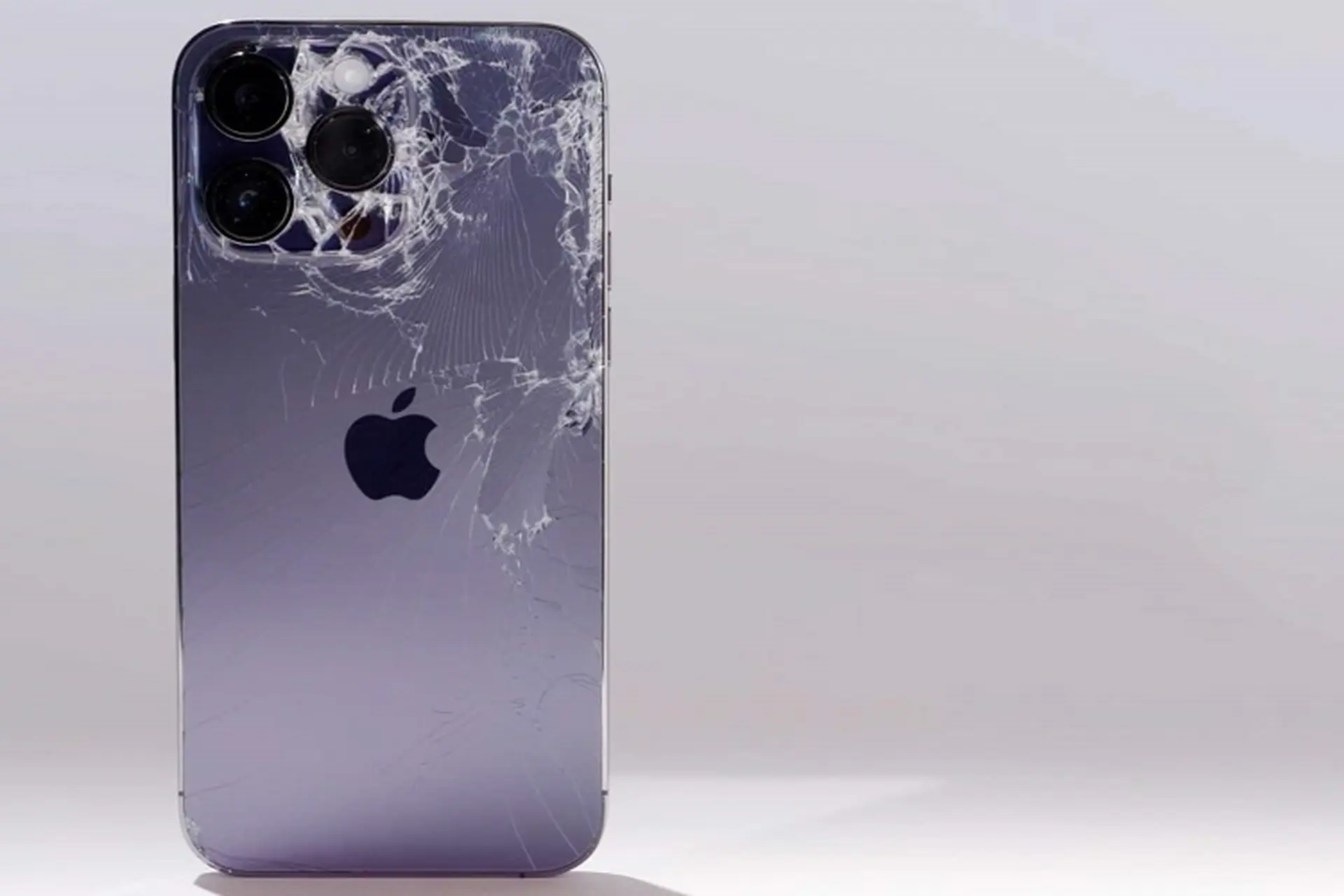 Thay kính lưng iPhone giá bao nhiêu? Những lưu ý quan trọng trước khi thay kính mới cho iPhone của bạn